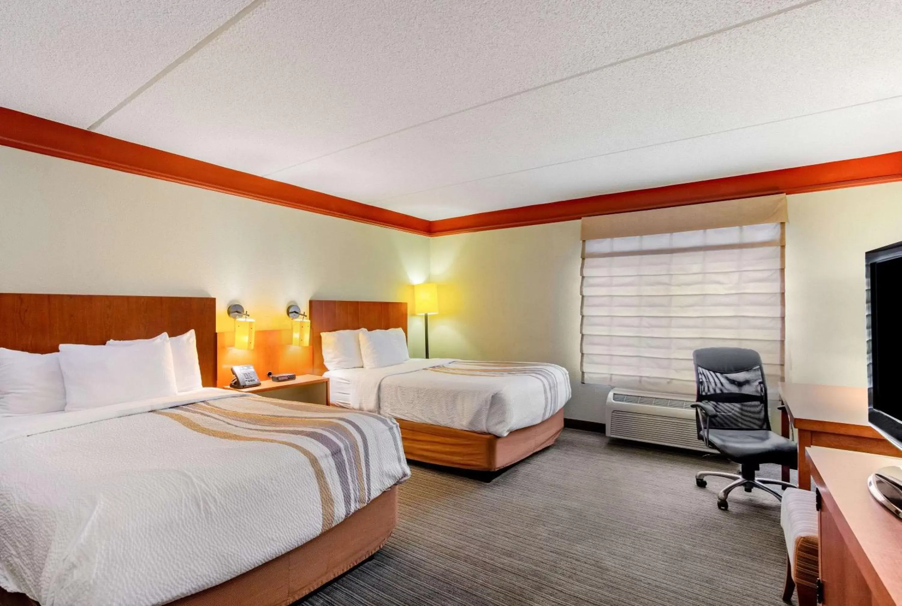 Photo of the whole room, Bed in La Quinta by Wyndham Raleigh/Durham Southpoint