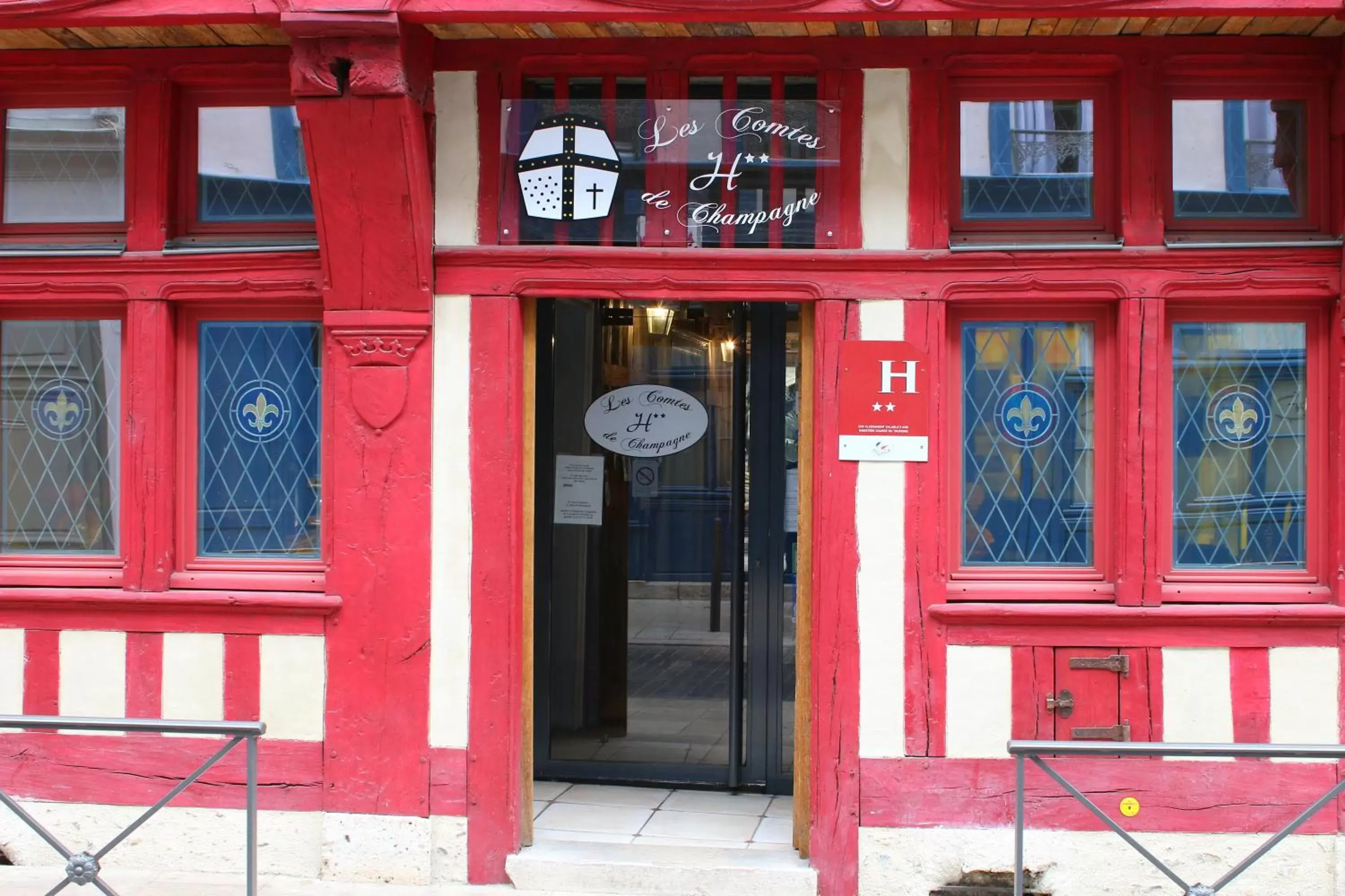 Facade/entrance in Brit Hotel Comtes De Champagne - Troyes Centre Historique