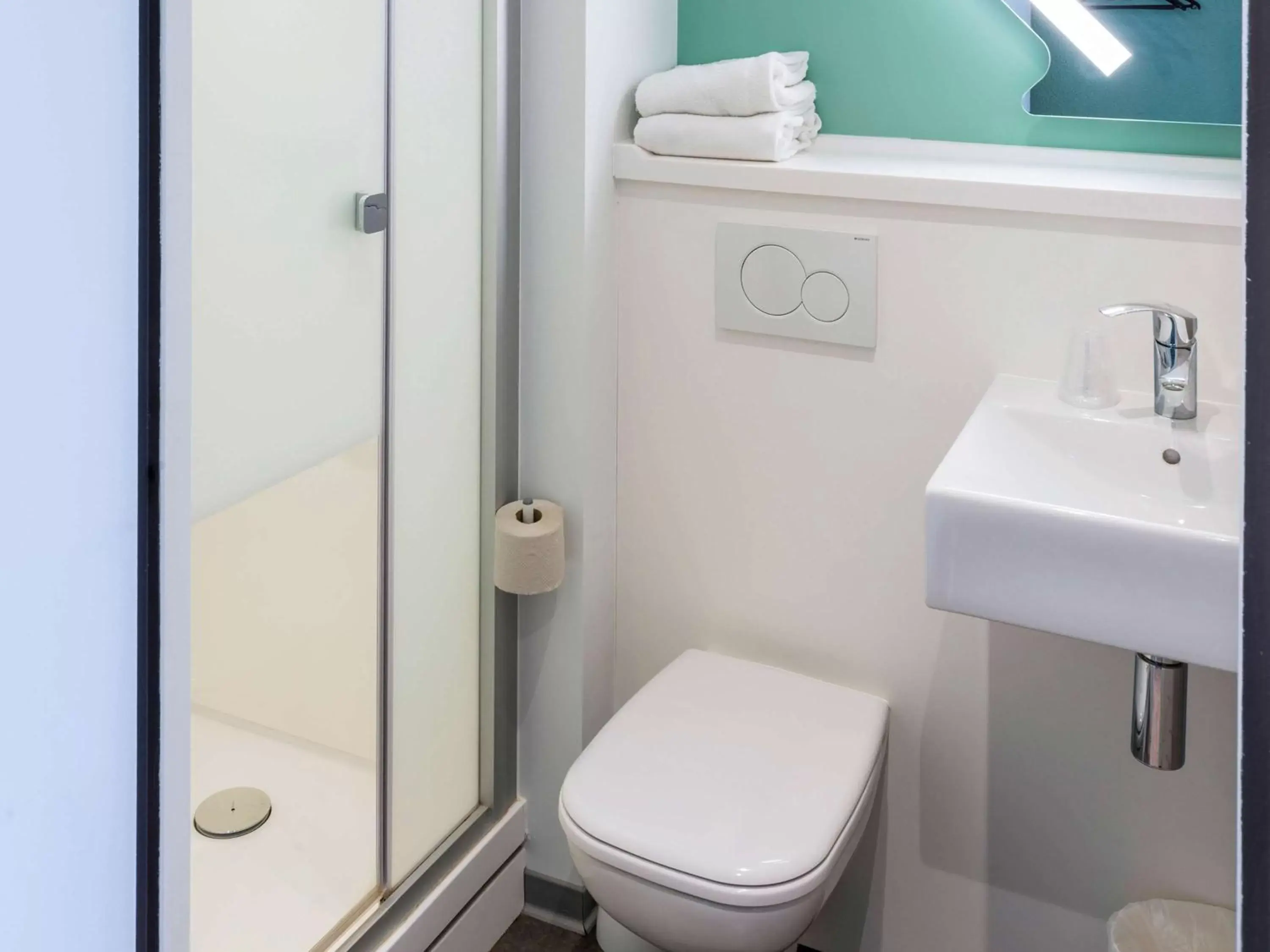 Shower, Bathroom in ibis budget Senlis