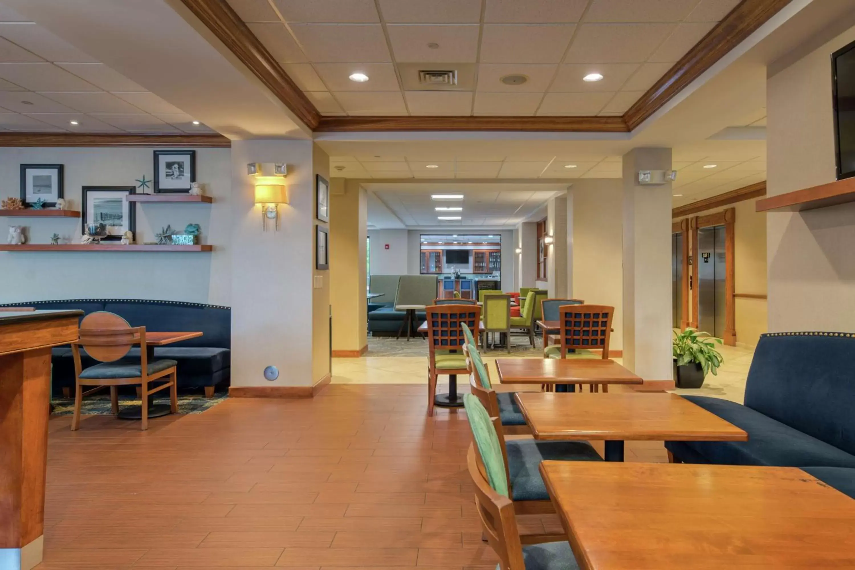 Lobby or reception, Restaurant/Places to Eat in Hampton Inn Wilmington University Area