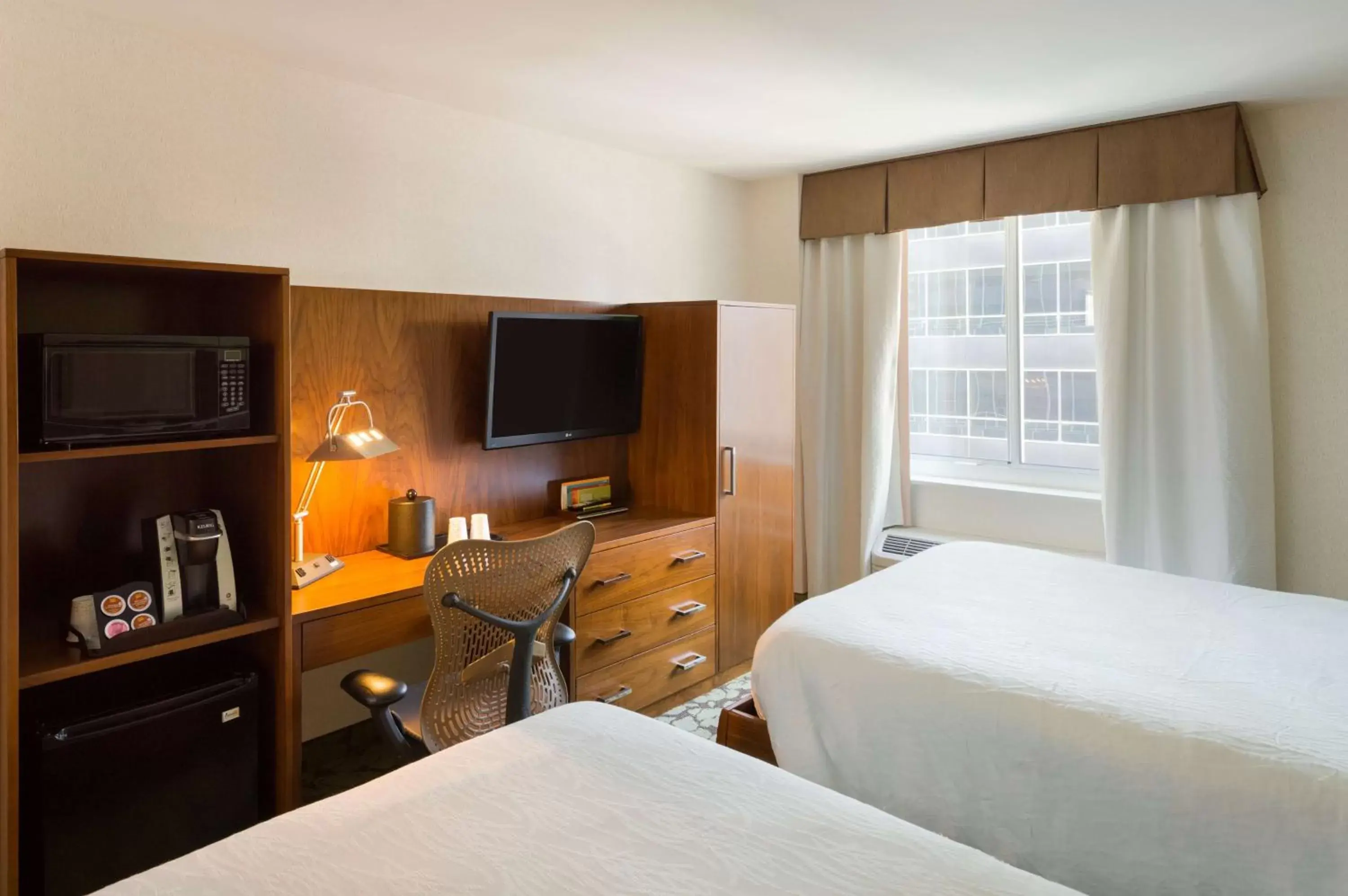 Bedroom, Bed in Hilton Garden Inn New York Manhattan Midtown East
