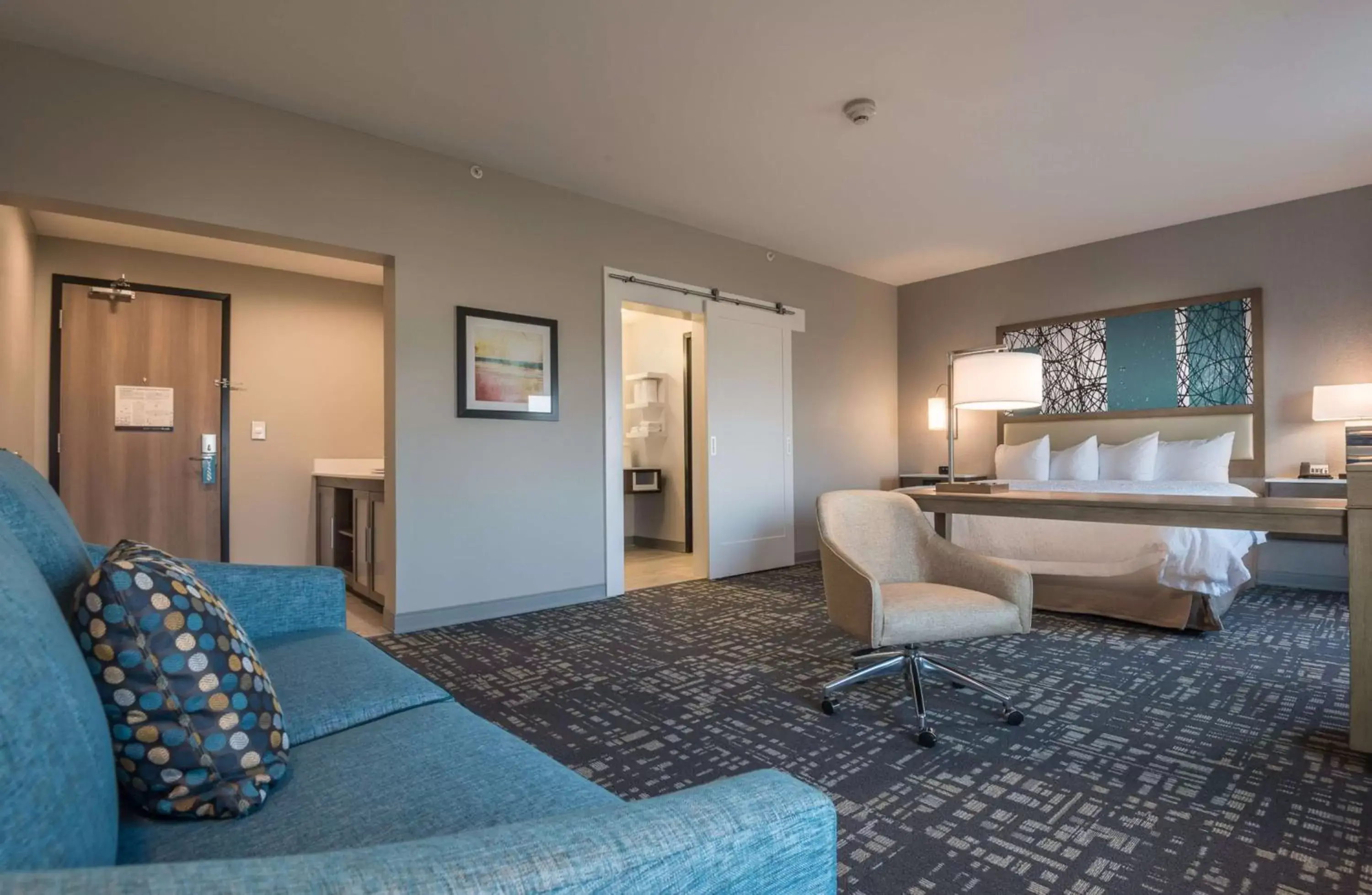 Bed, Seating Area in Hampton Inn & Suites Dallas-The Colony