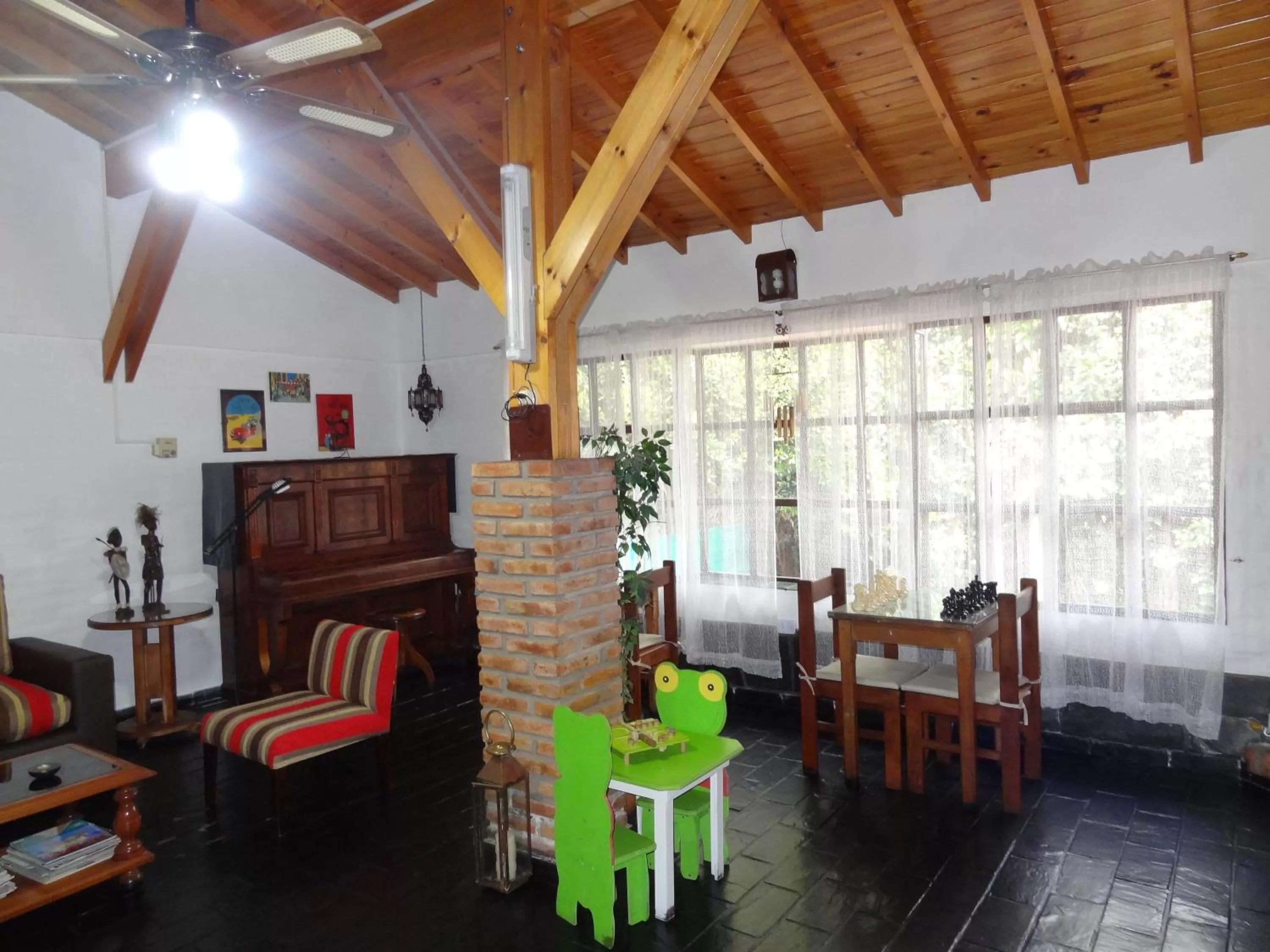 Communal lounge/ TV room in Hostería Lida