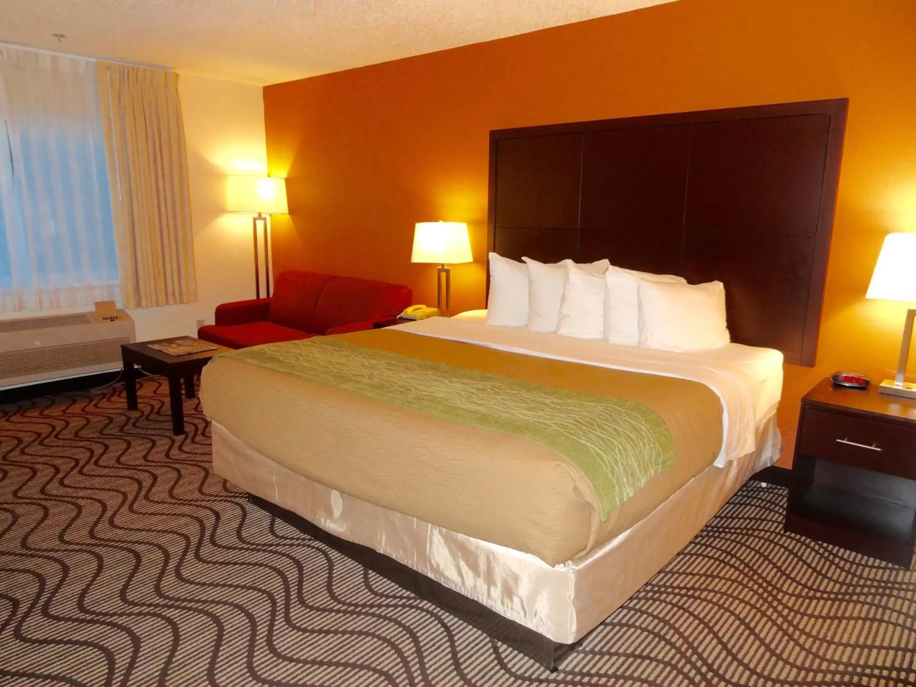 Photo of the whole room, Bed in Ramada by Wyndham Coeur d'Alene
