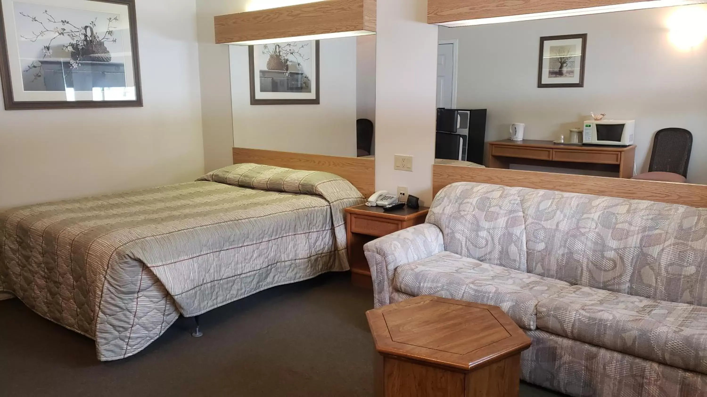 Photo of the whole room, Bed in Calabogie Motor Inn