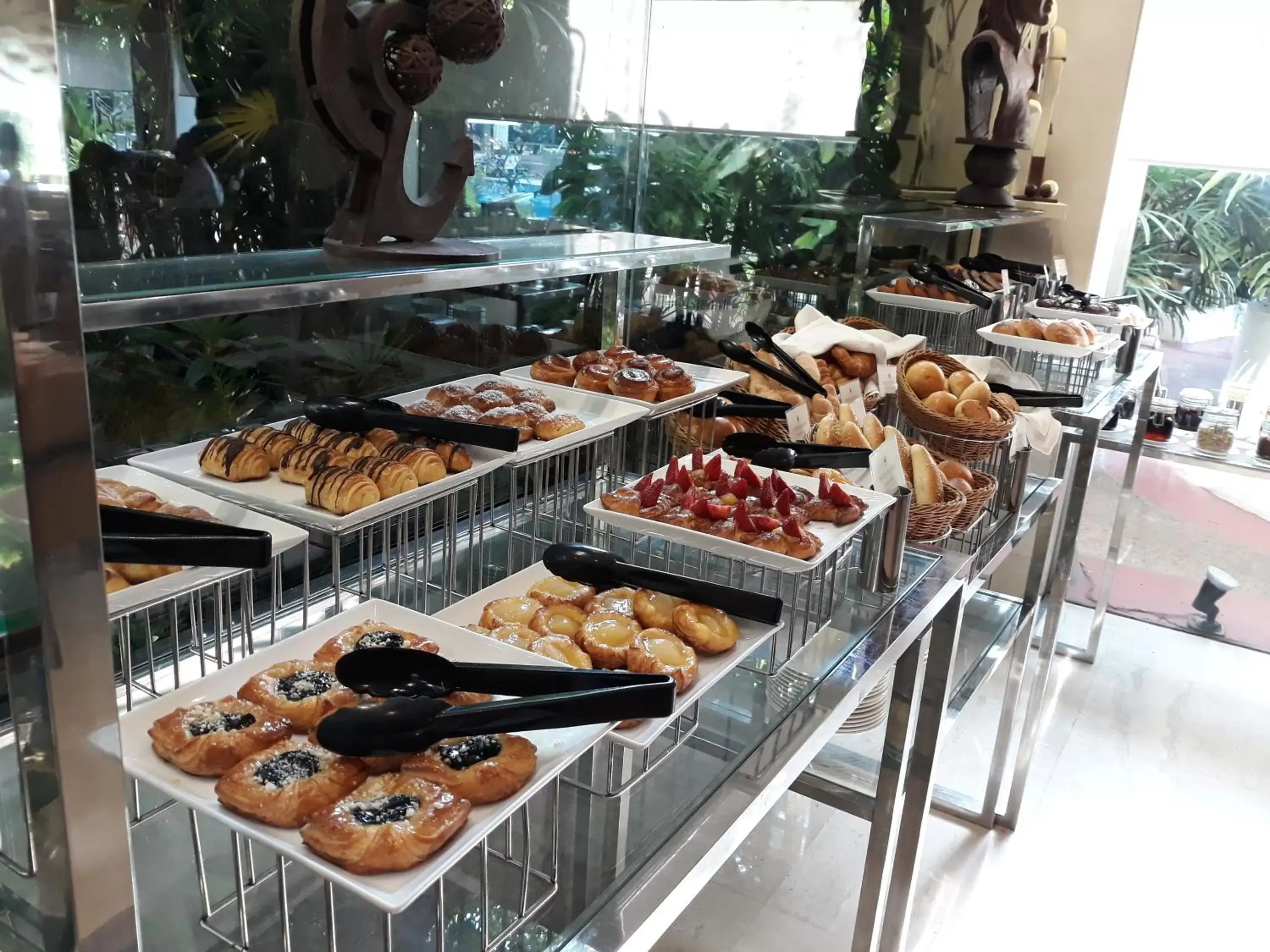 Buffet breakfast, Food in Taj Samudra