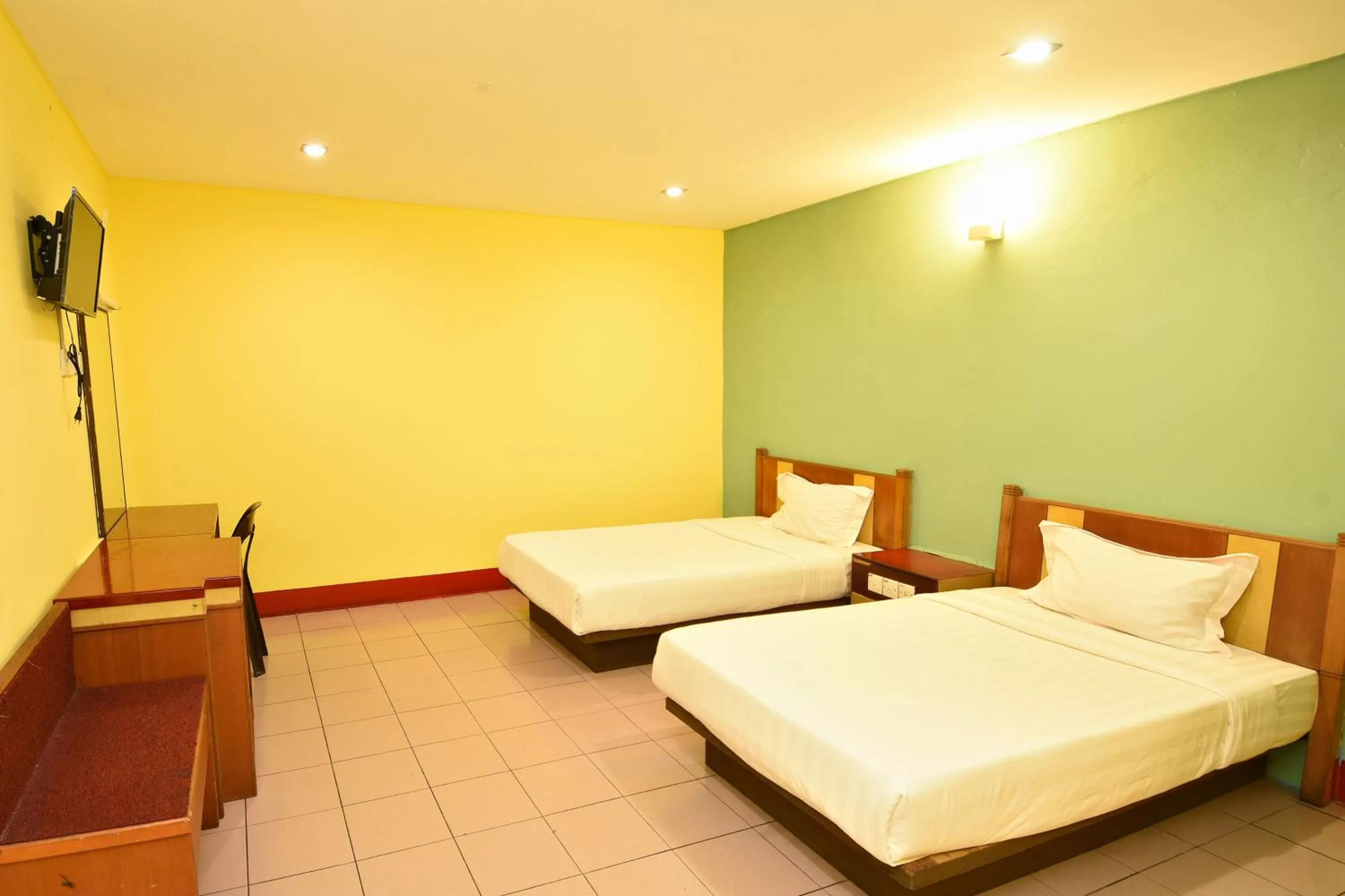 Bedroom, Bed in Mandarin Inn by Glex