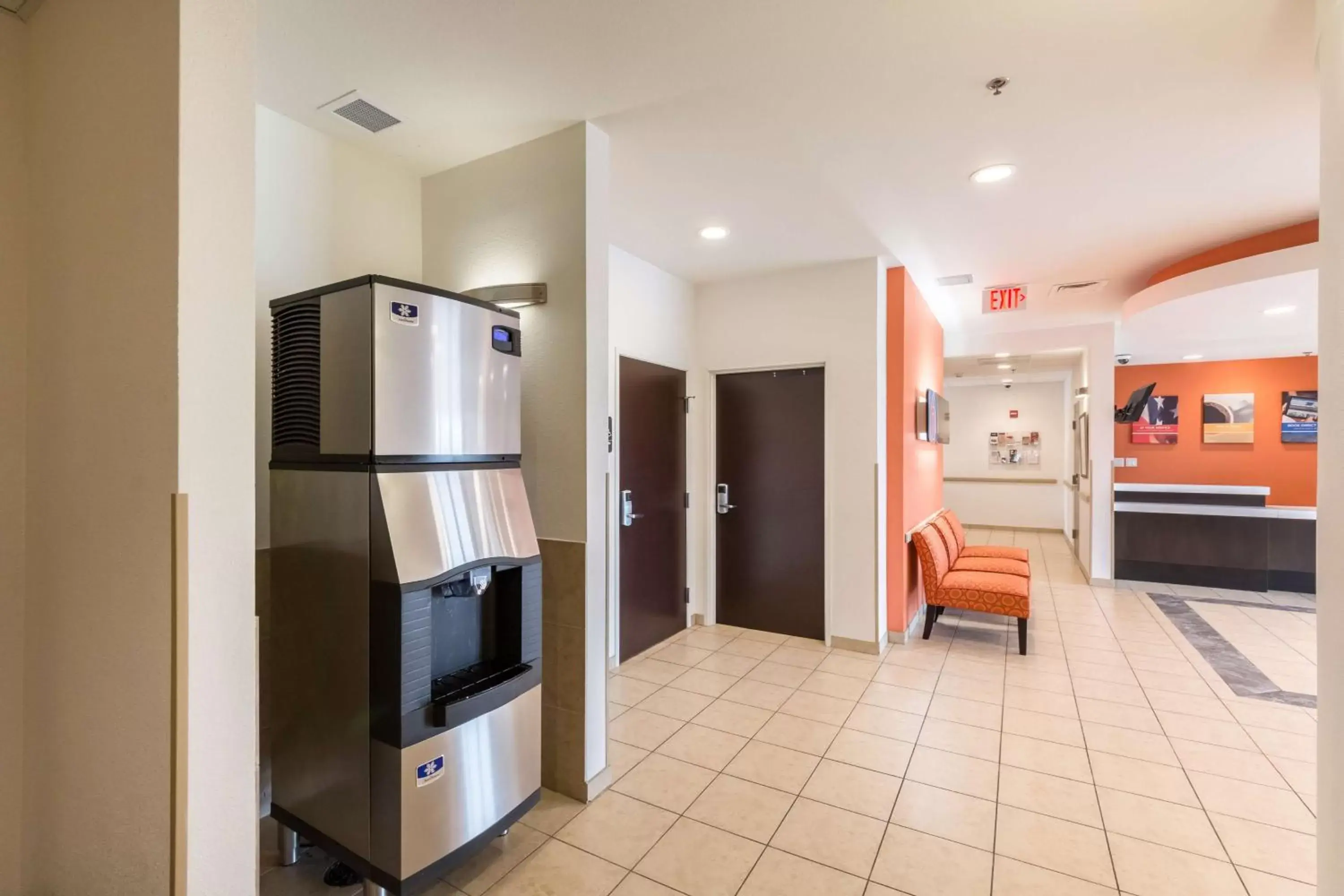 Lobby or reception, Kitchen/Kitchenette in Motel 6-Laredo, TX - Airport