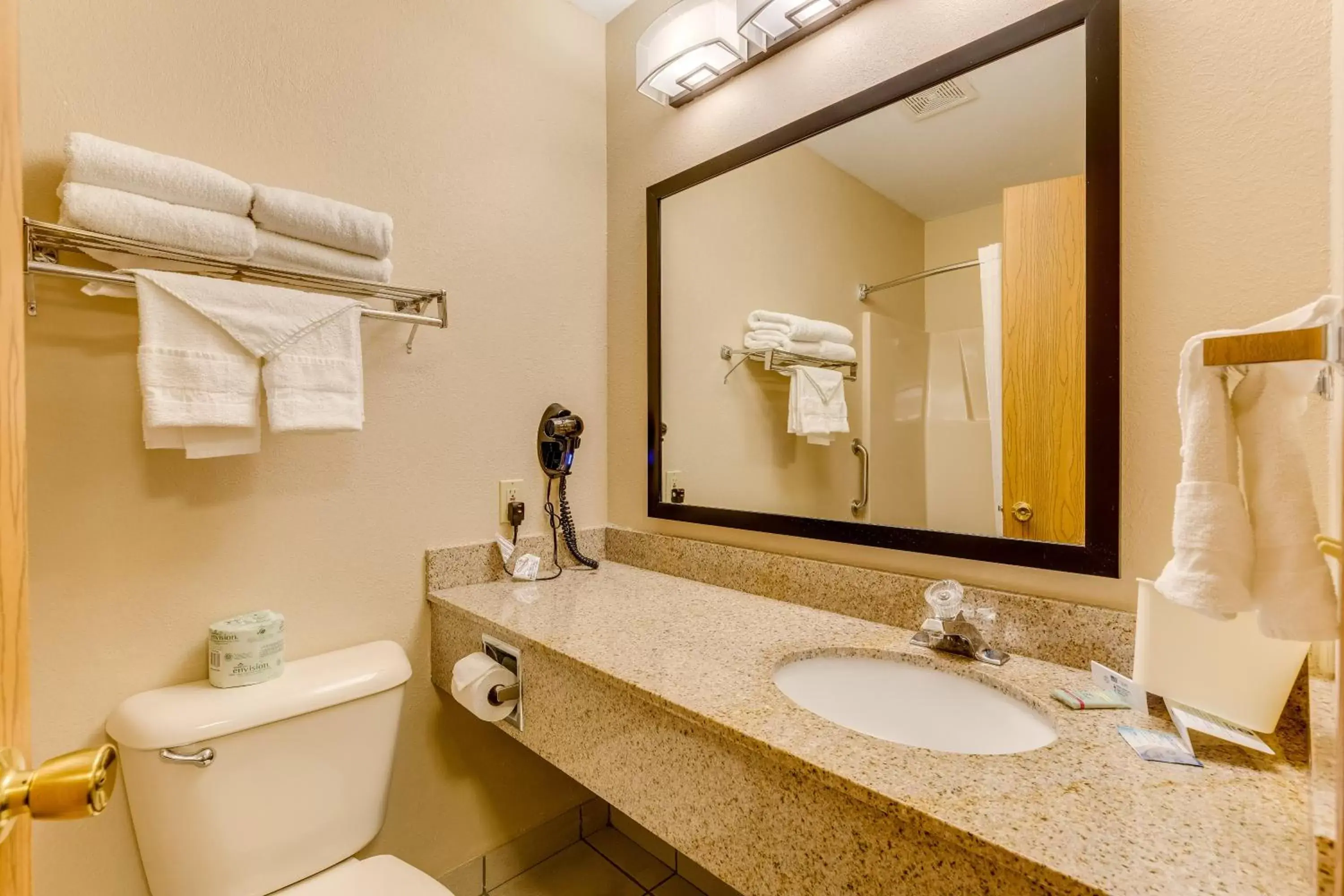 Bathroom in Best Western Lakewinds