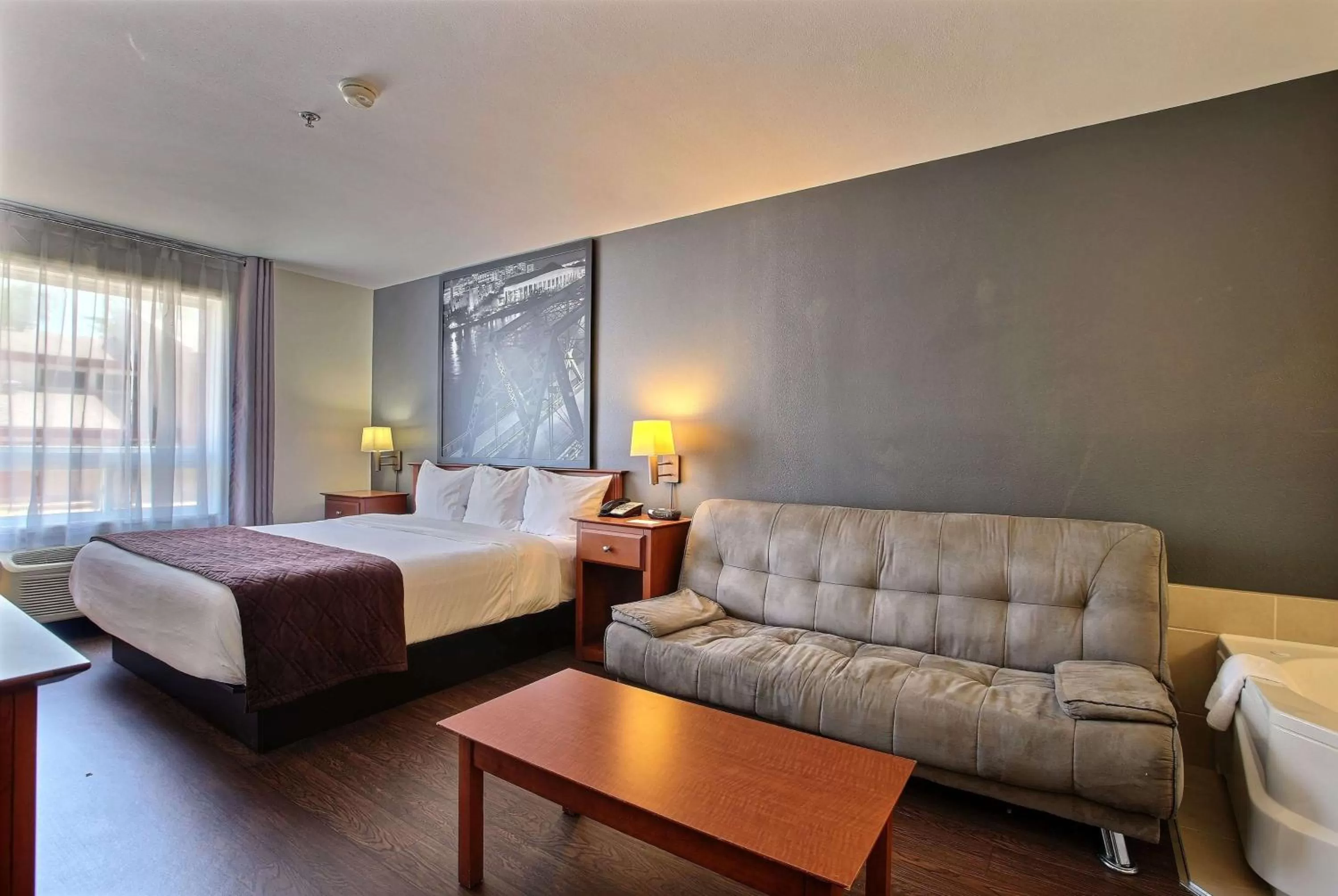 Photo of the whole room, Bed in Super 8 by Wyndham Trois-Rivieres