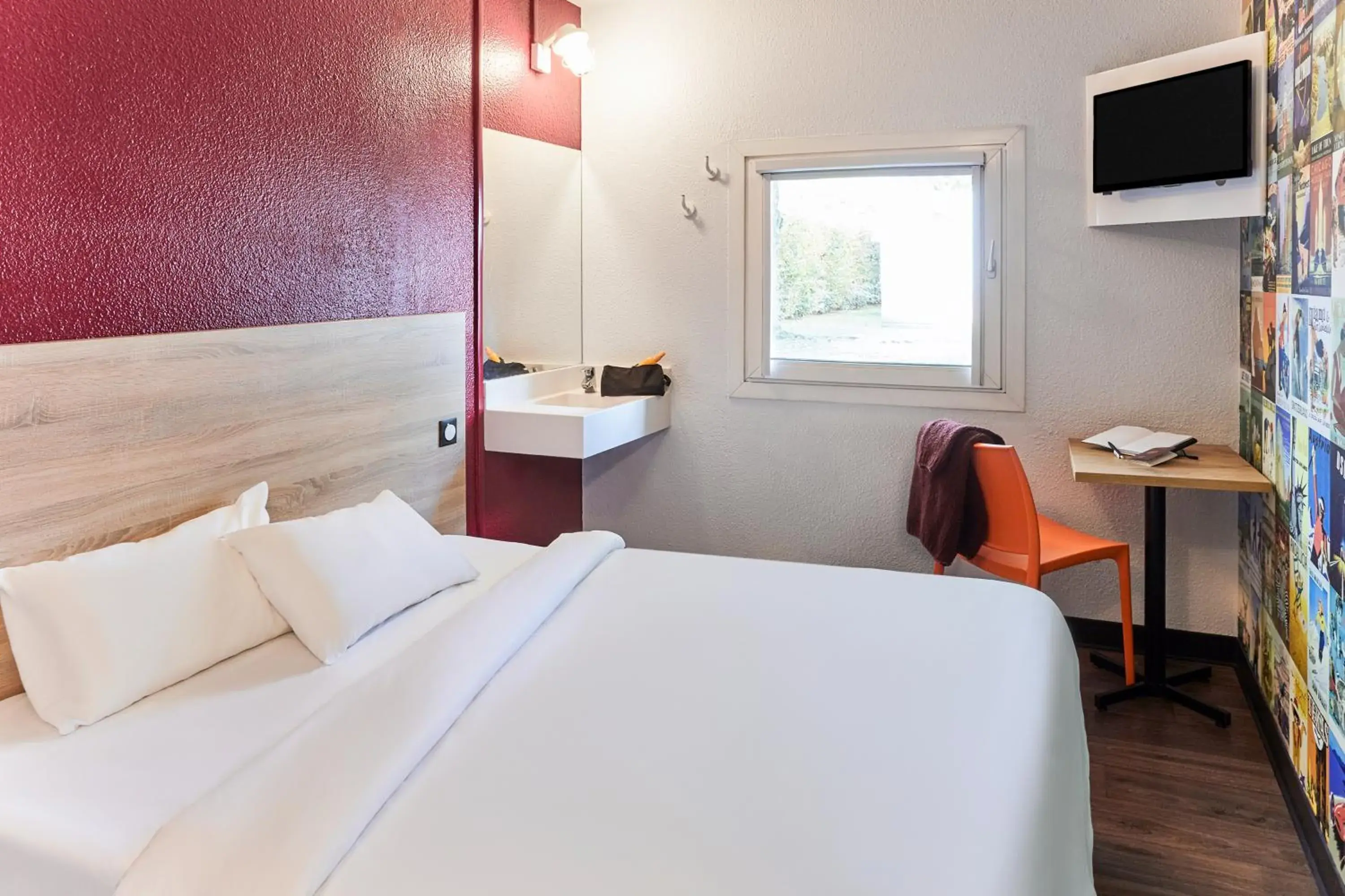 Bedroom, Bed in hotel F1 Vannes