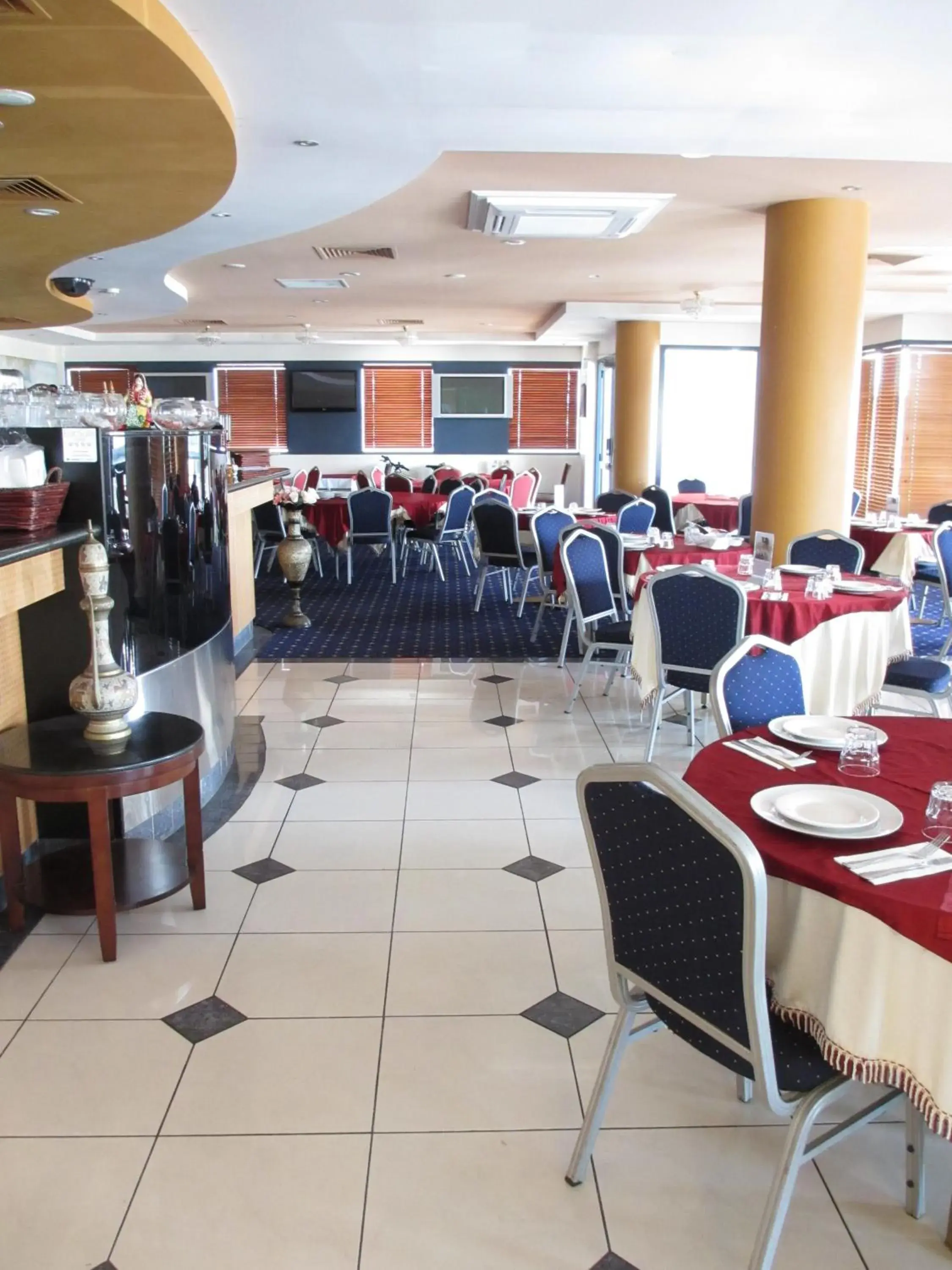 Restaurant/places to eat in Springwood Tower Apartment Hotel