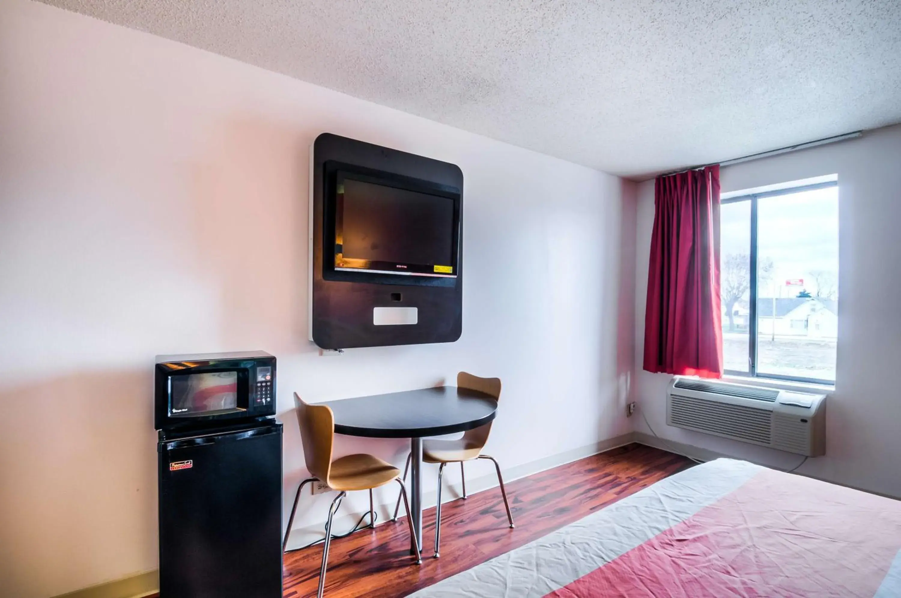 TV and multimedia, TV/Entertainment Center in Motel 6-Lansing, IL - Chicago South