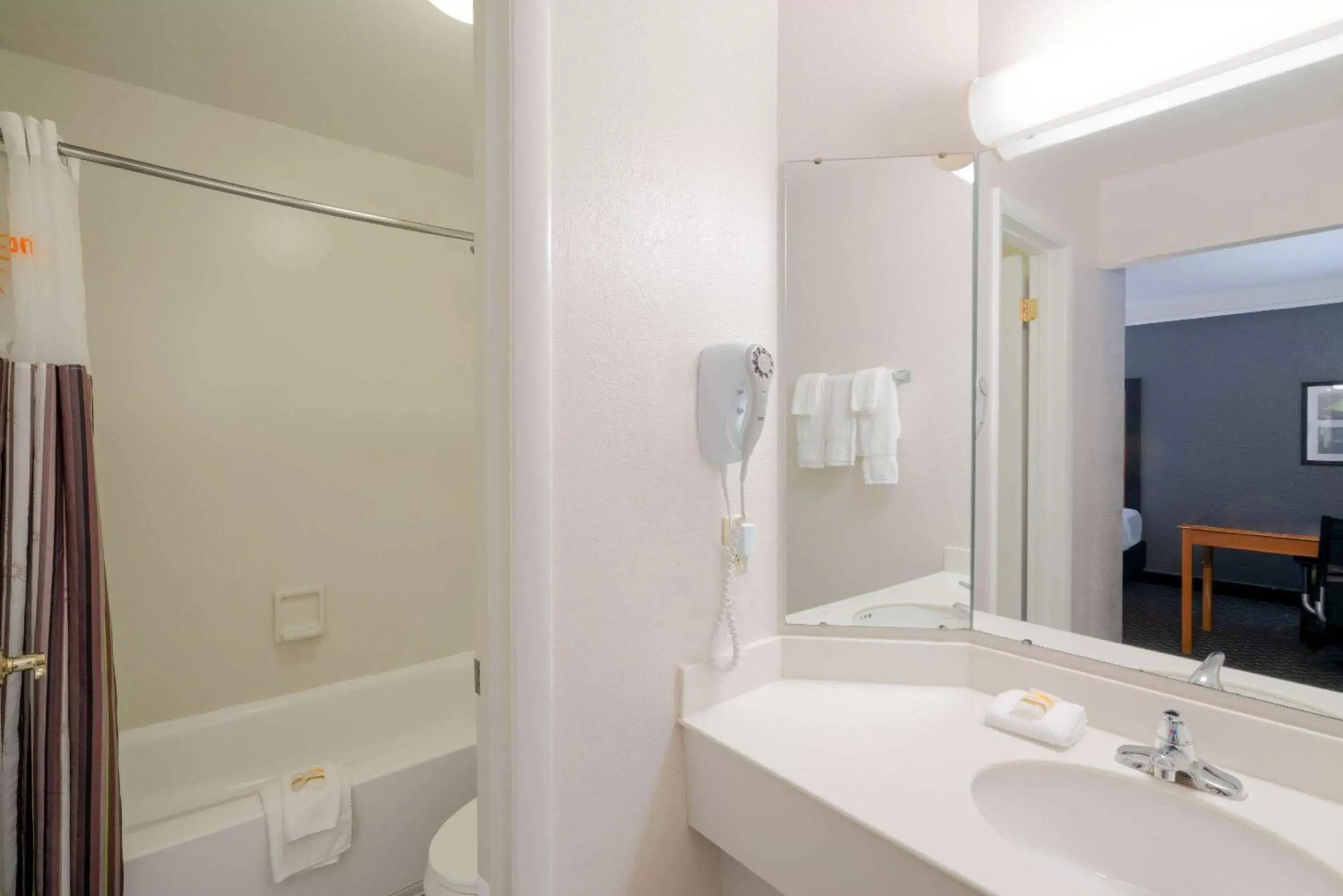 Bathroom in La Quinta Inn by Wyndham Nashville South