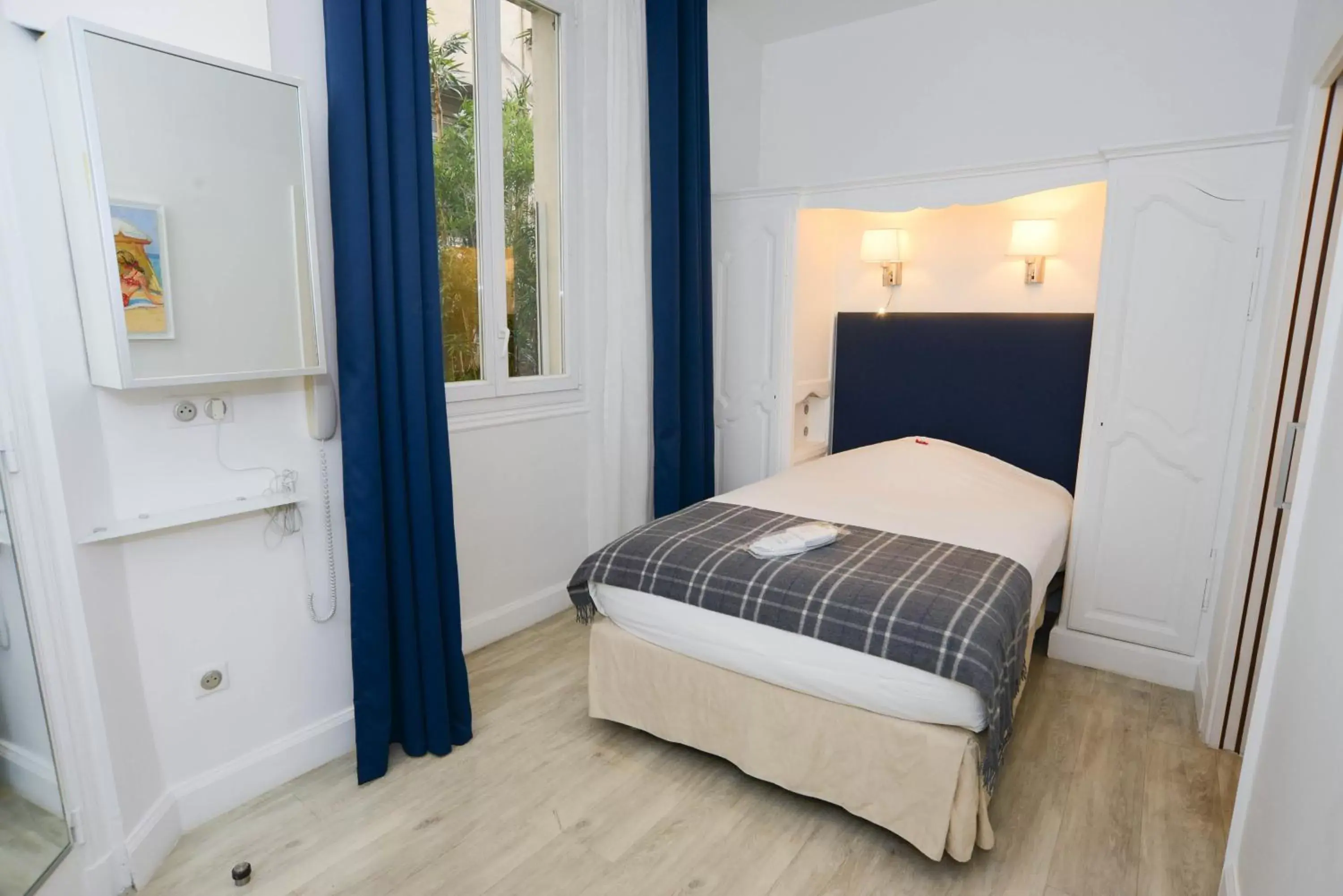 Single Room in Hôtel de Provence