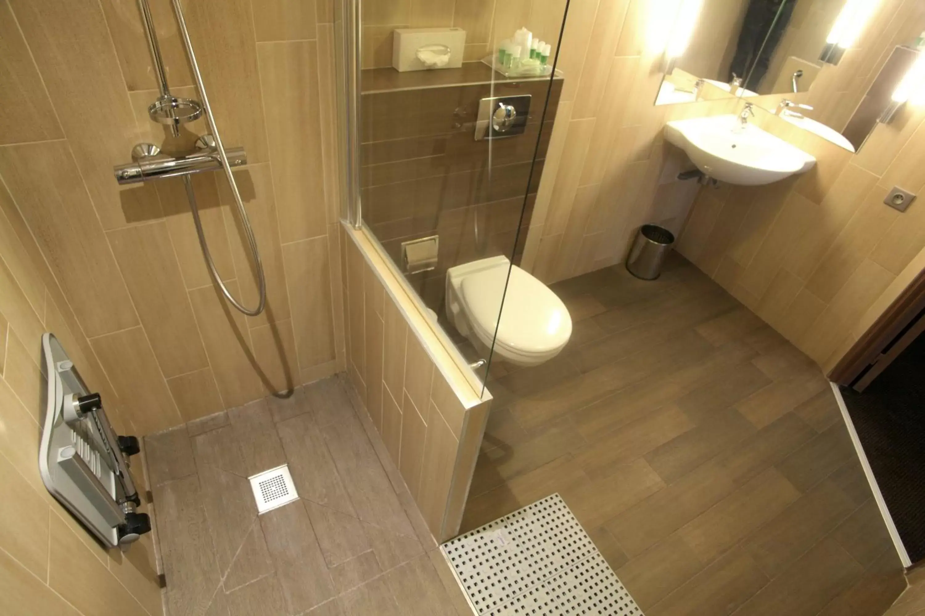Photo of the whole room, Bathroom in Holiday Inn Paris Montmartre, an IHG Hotel