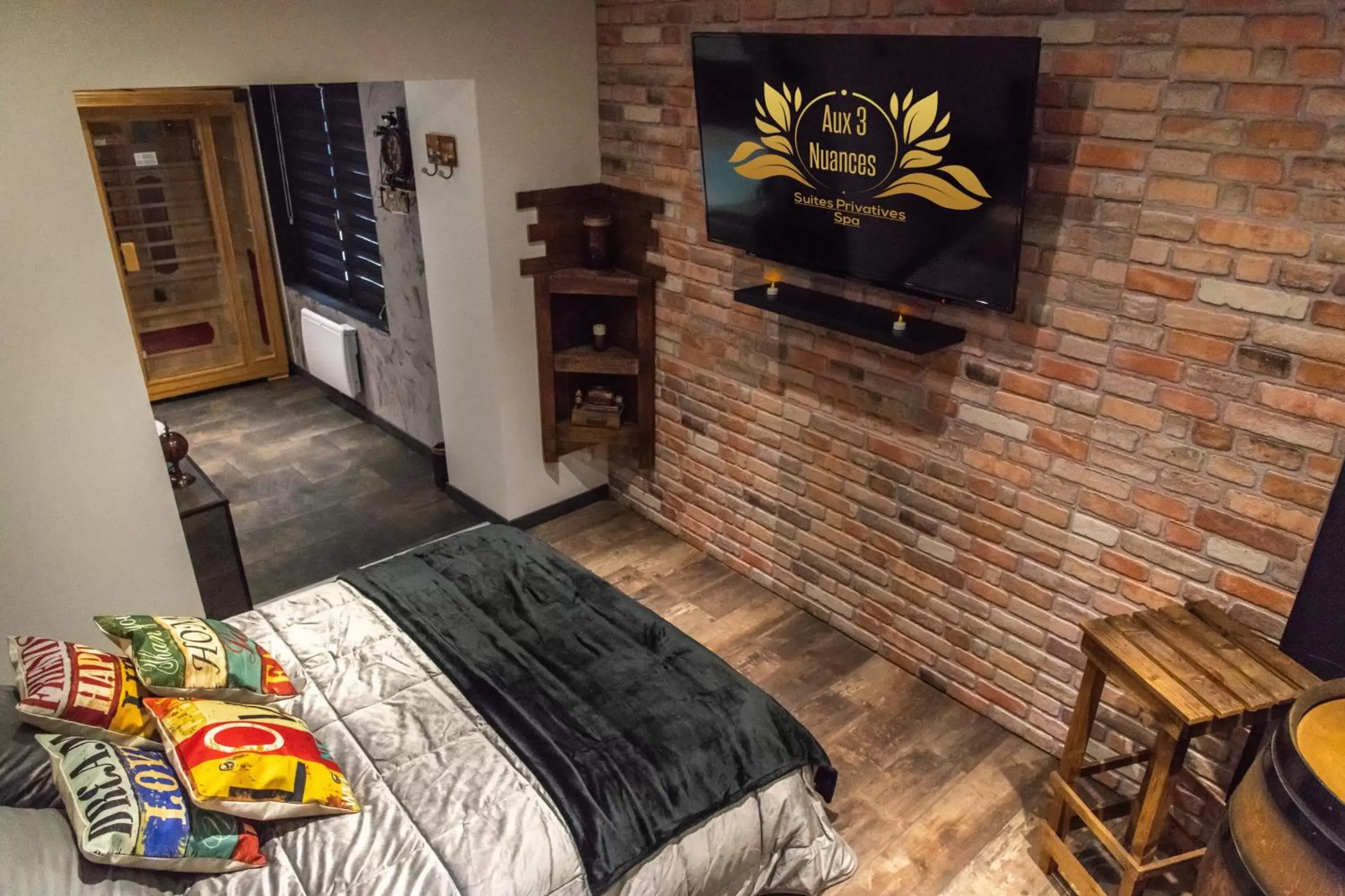 Bedroom, TV/Entertainment Center in Aux 3 Nuances Suites Privatives & Spa