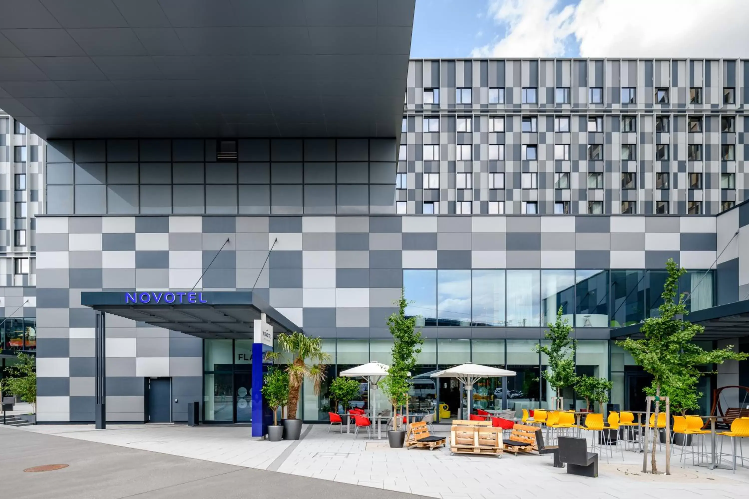 Facade/entrance, Property Building in Novotel Wien Hauptbahnhof