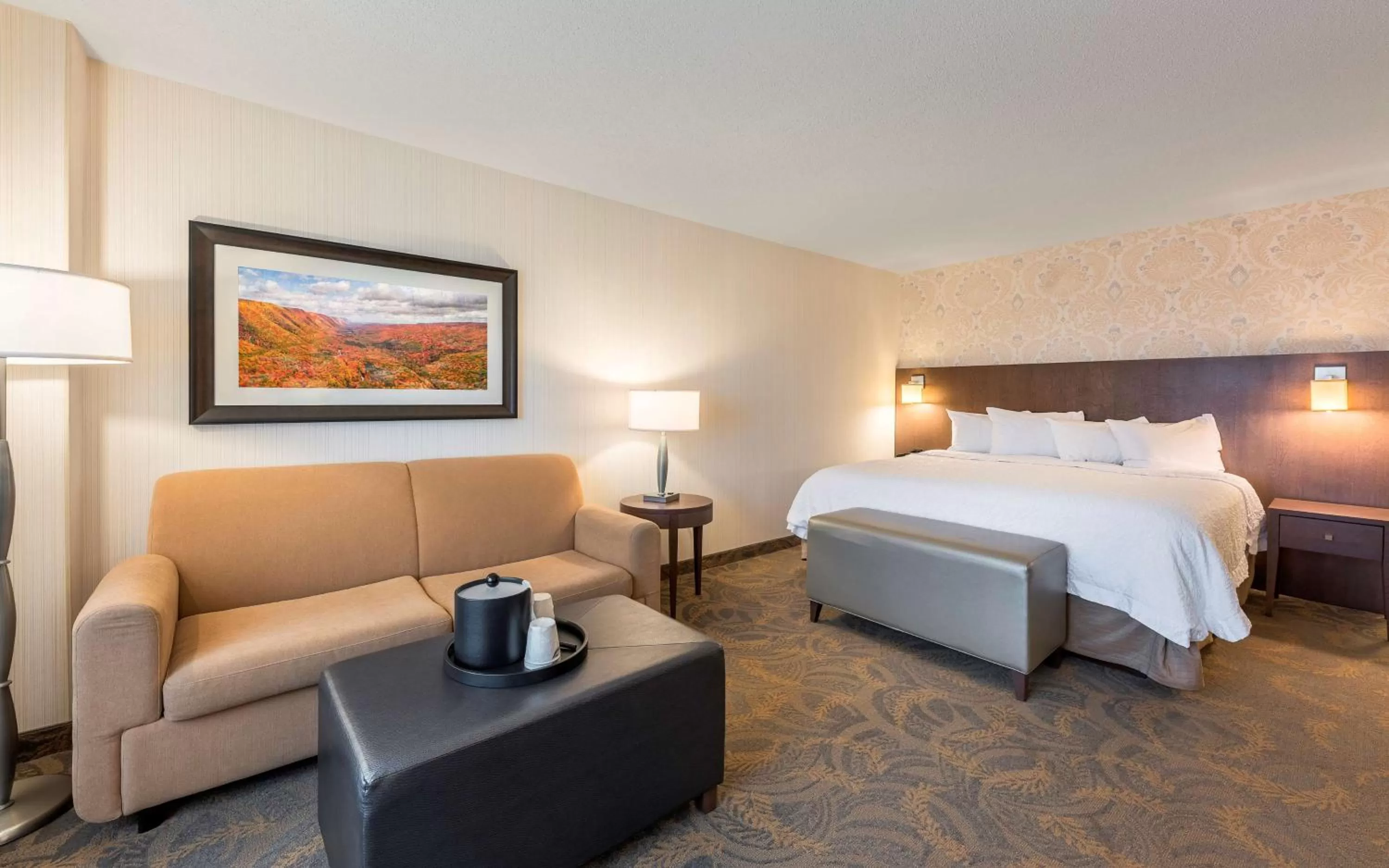 Living room, Bed in Hampton Inn Sydney