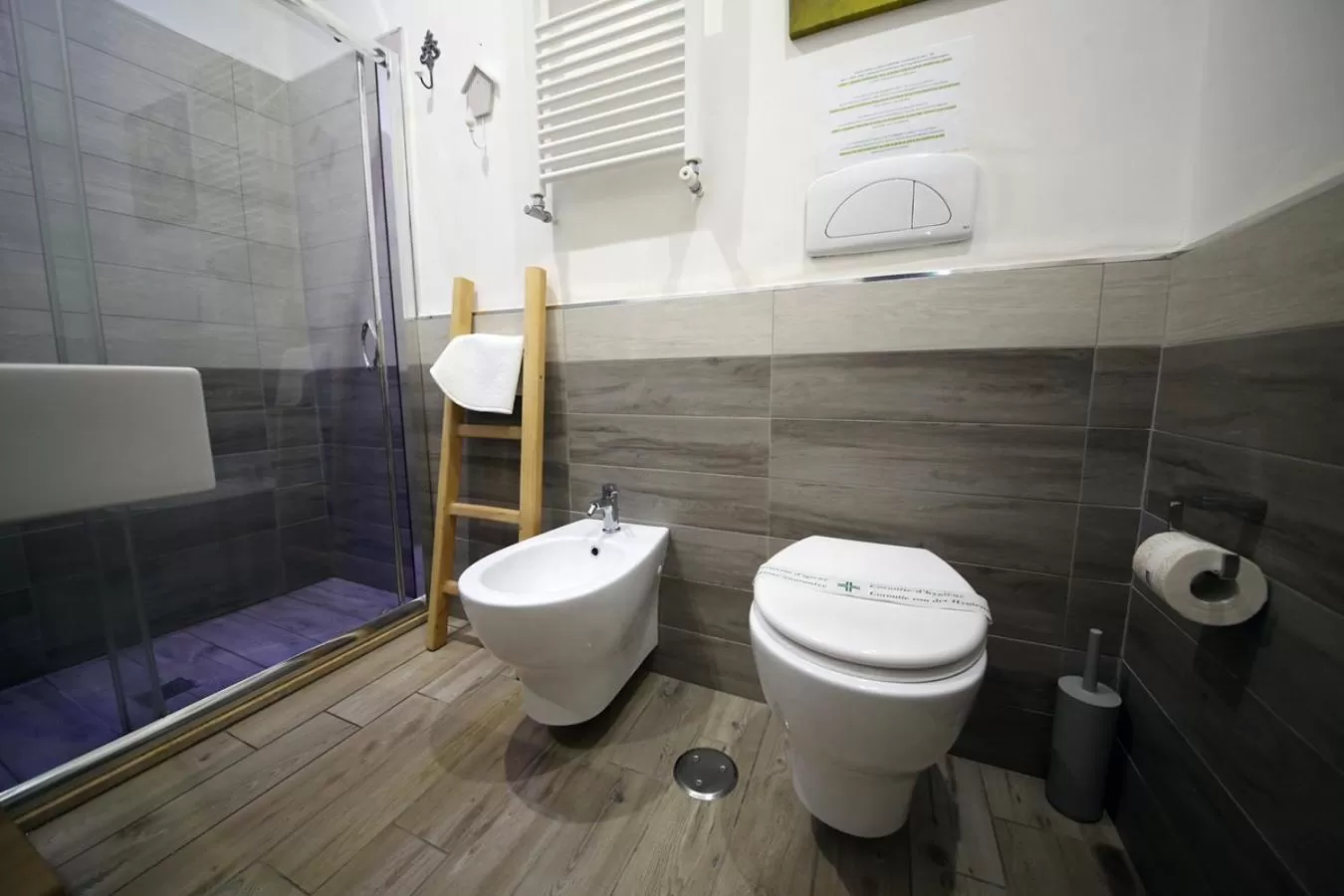 Shower in La piazzetta