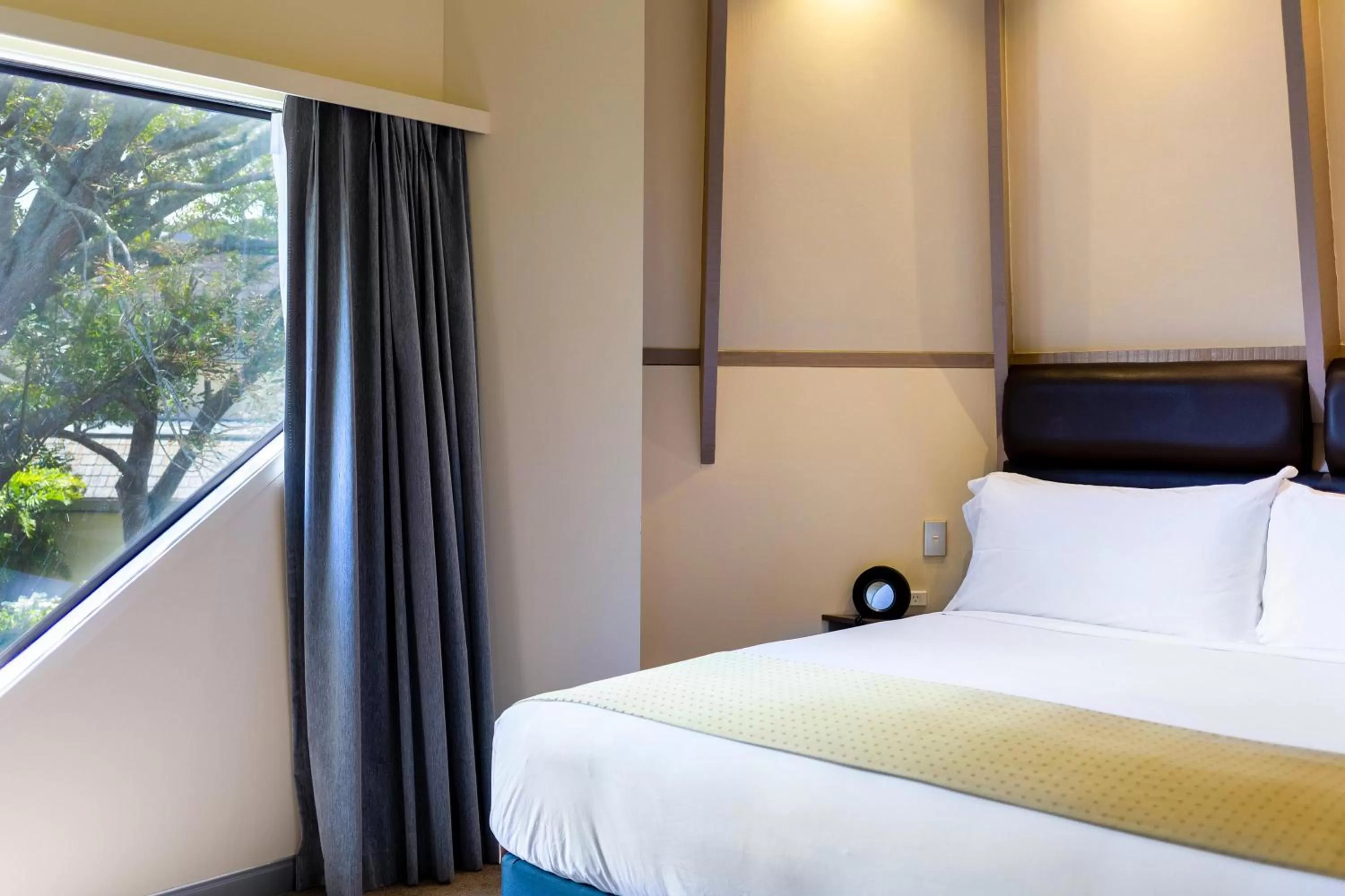 One-Bedroom King Suite with Walk-In Shower in Holiday Inn Auckland Airport by IHG
