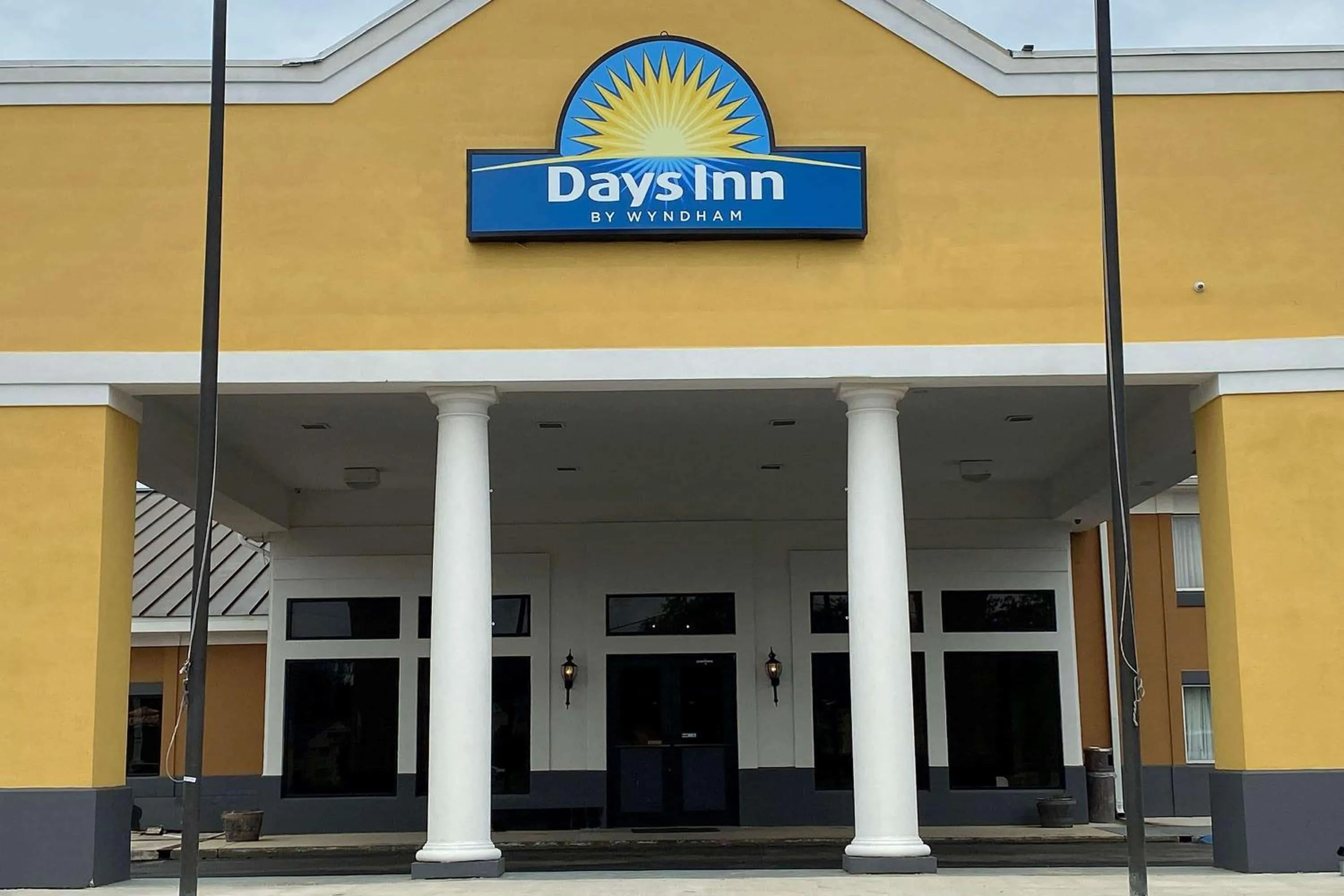 Property building in Days Inn by Wyndham Dothan