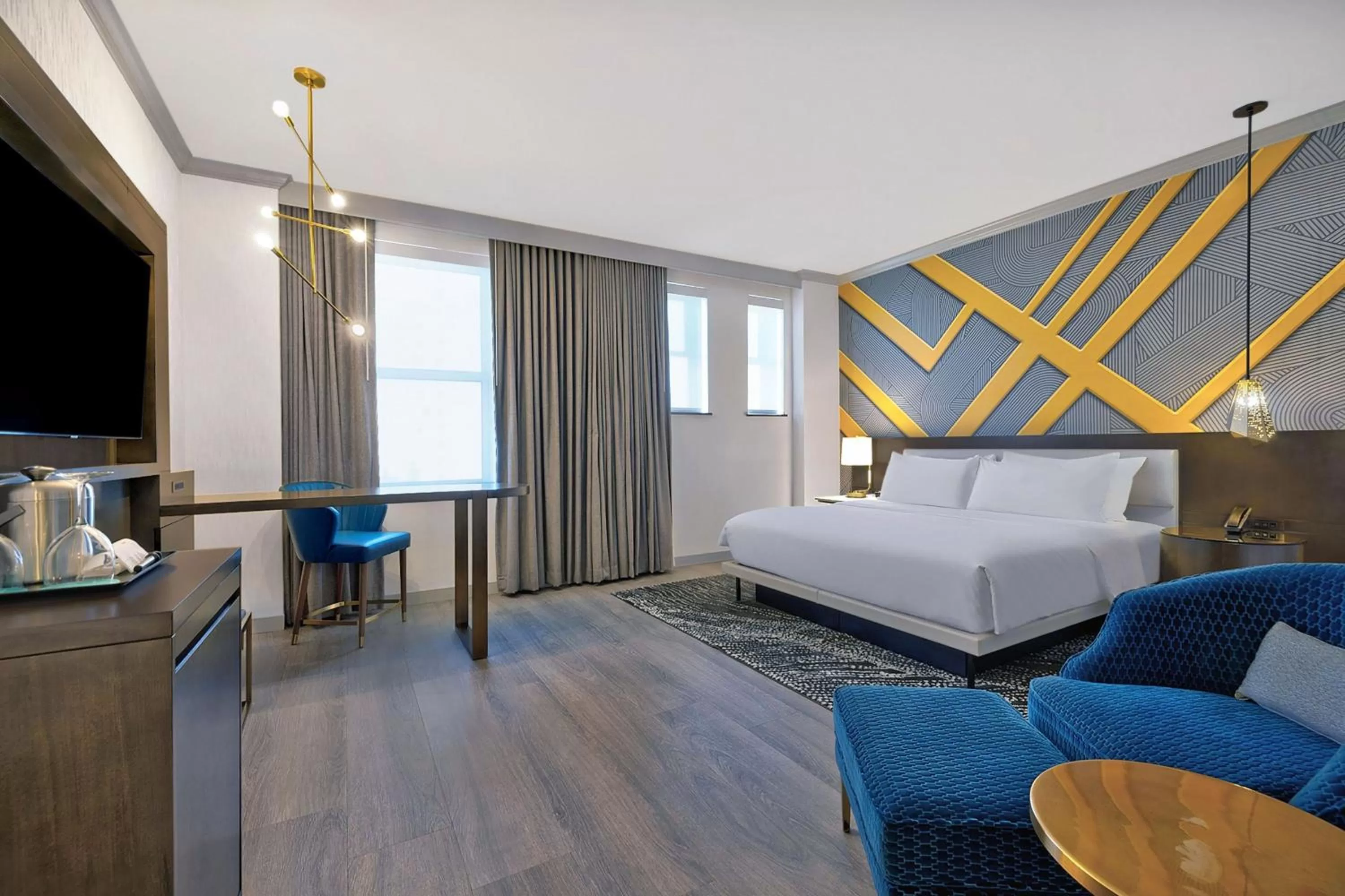 Photo of the whole room, Bed in Le Méridien St. Louis Downtown