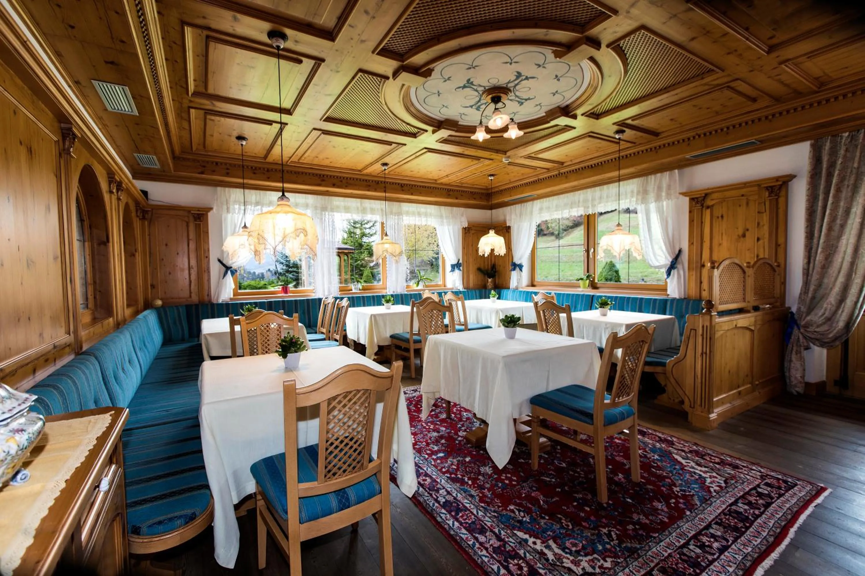 Communal lounge/ TV room in Hotel Lagorai Resort & Spa