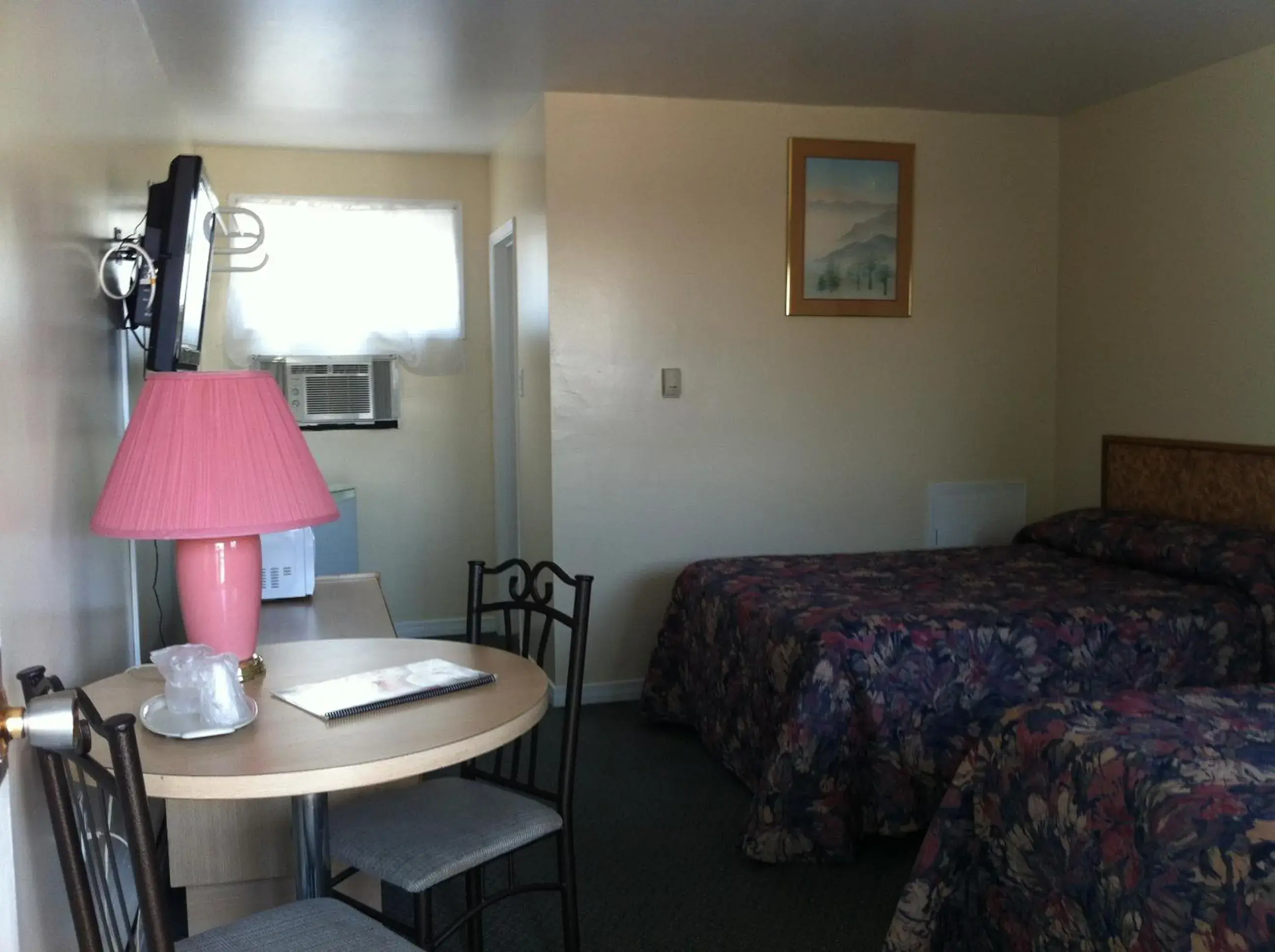 Photo of the whole room, Bed in Hilltop Motel