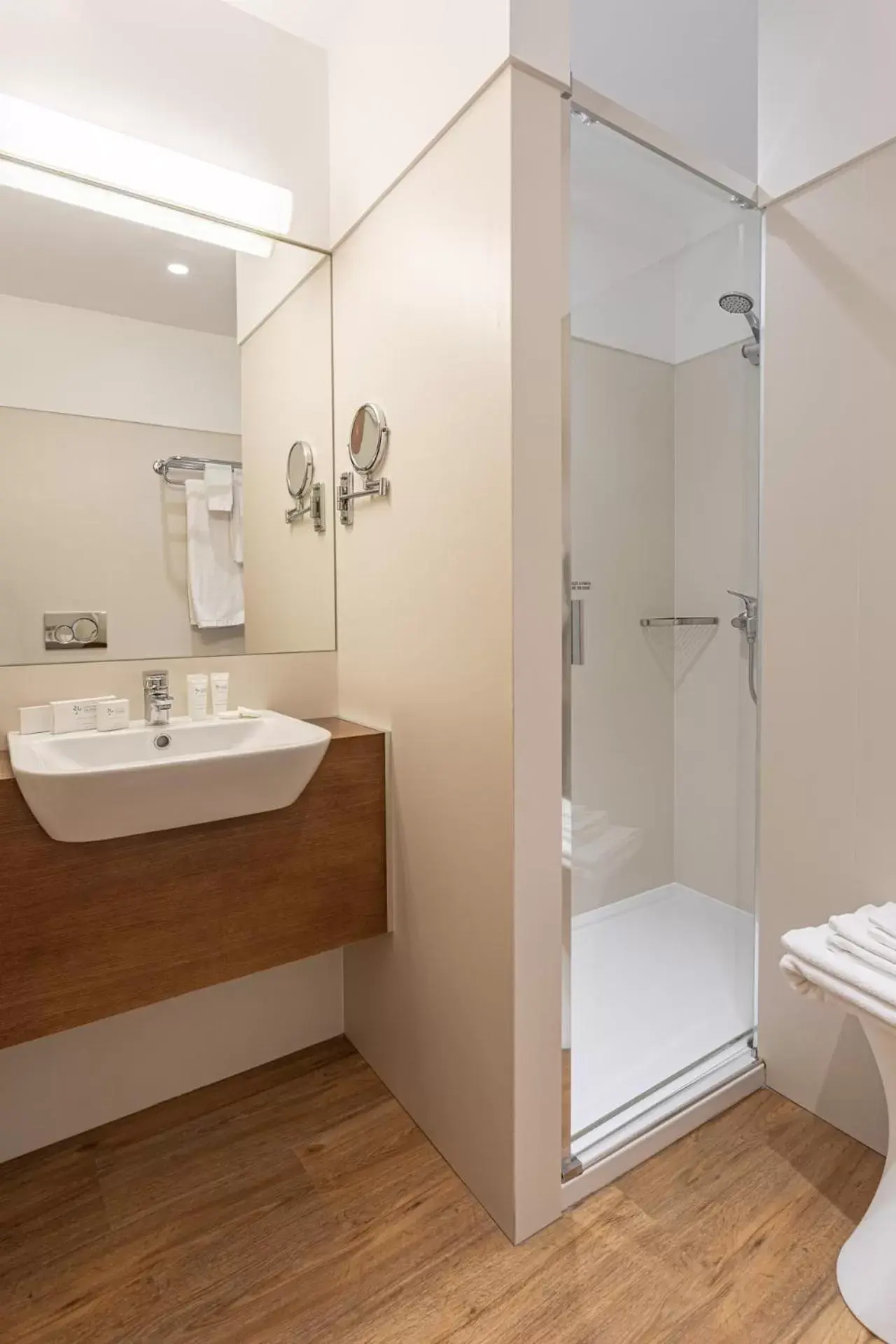 Shower, Bathroom in Hotel das Salinas