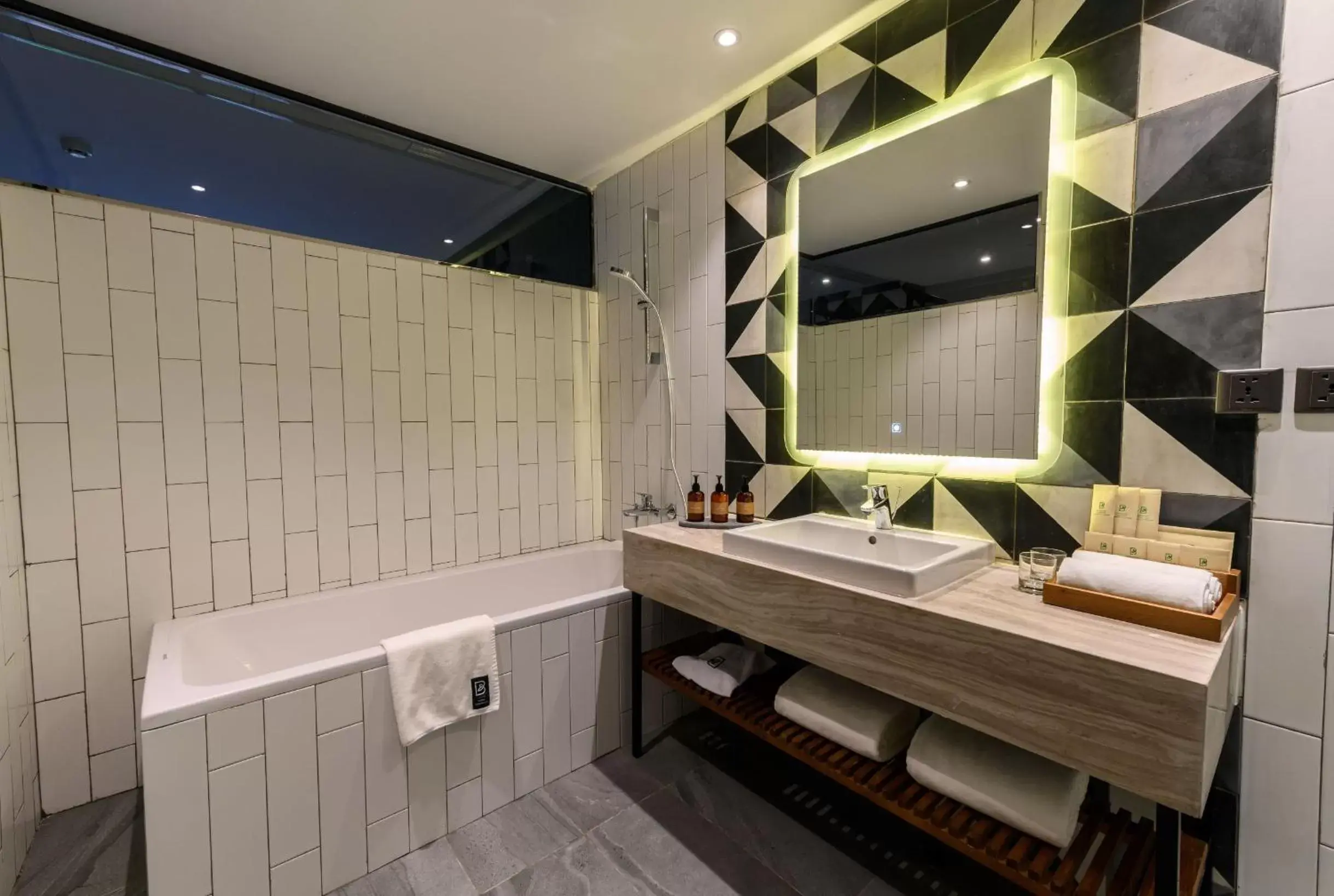 Shower, Bathroom in Baitong Hotel & Resort Phnom Penh