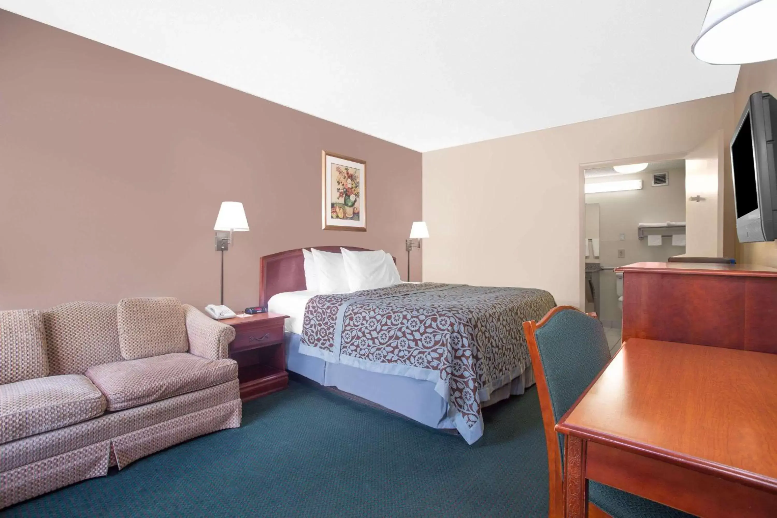 Photo of the whole room, Bed in Days Inn by Wyndham Dublin GA