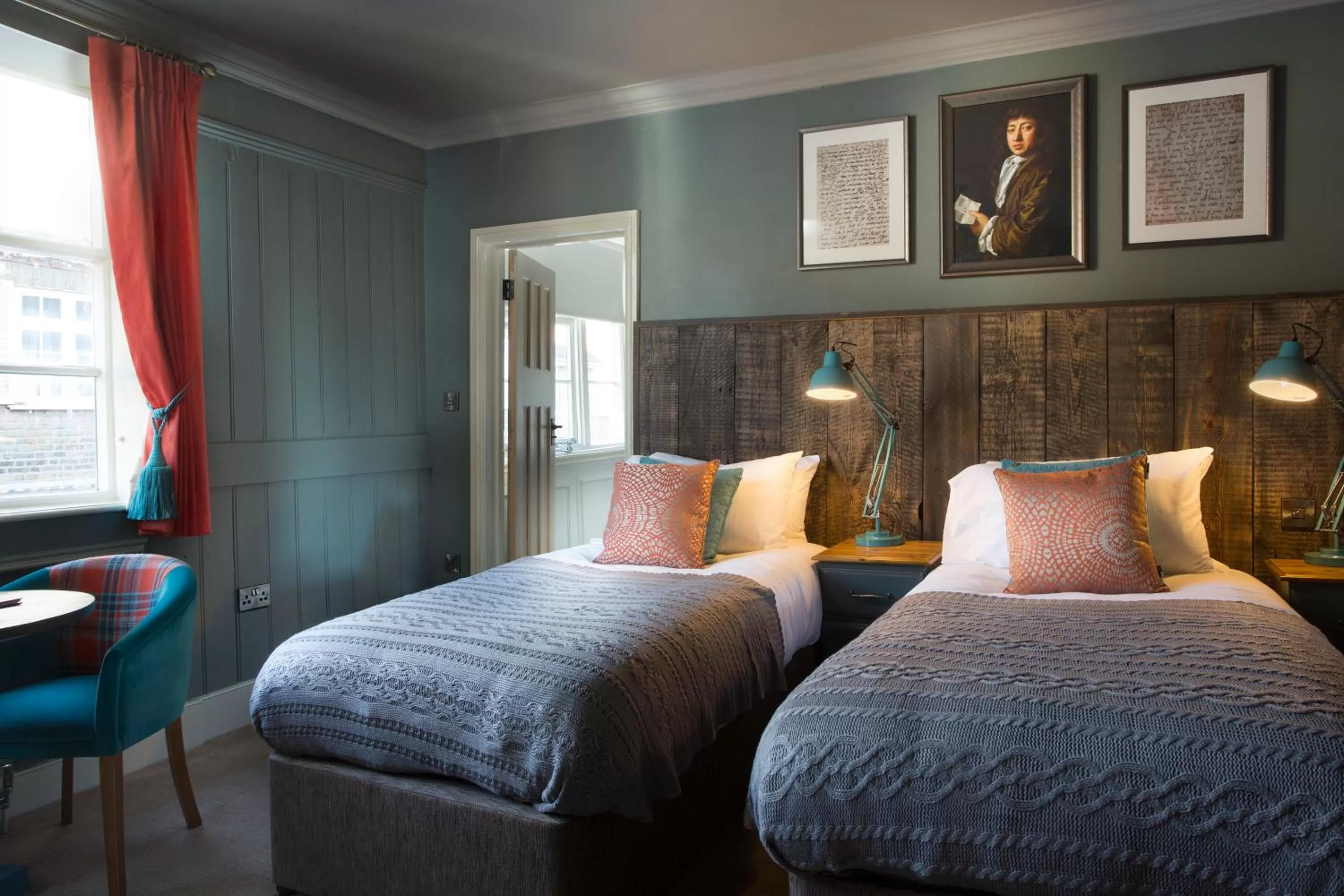 Bedroom, Bed in The Ostrich Inn Colnbrook London Heathrow