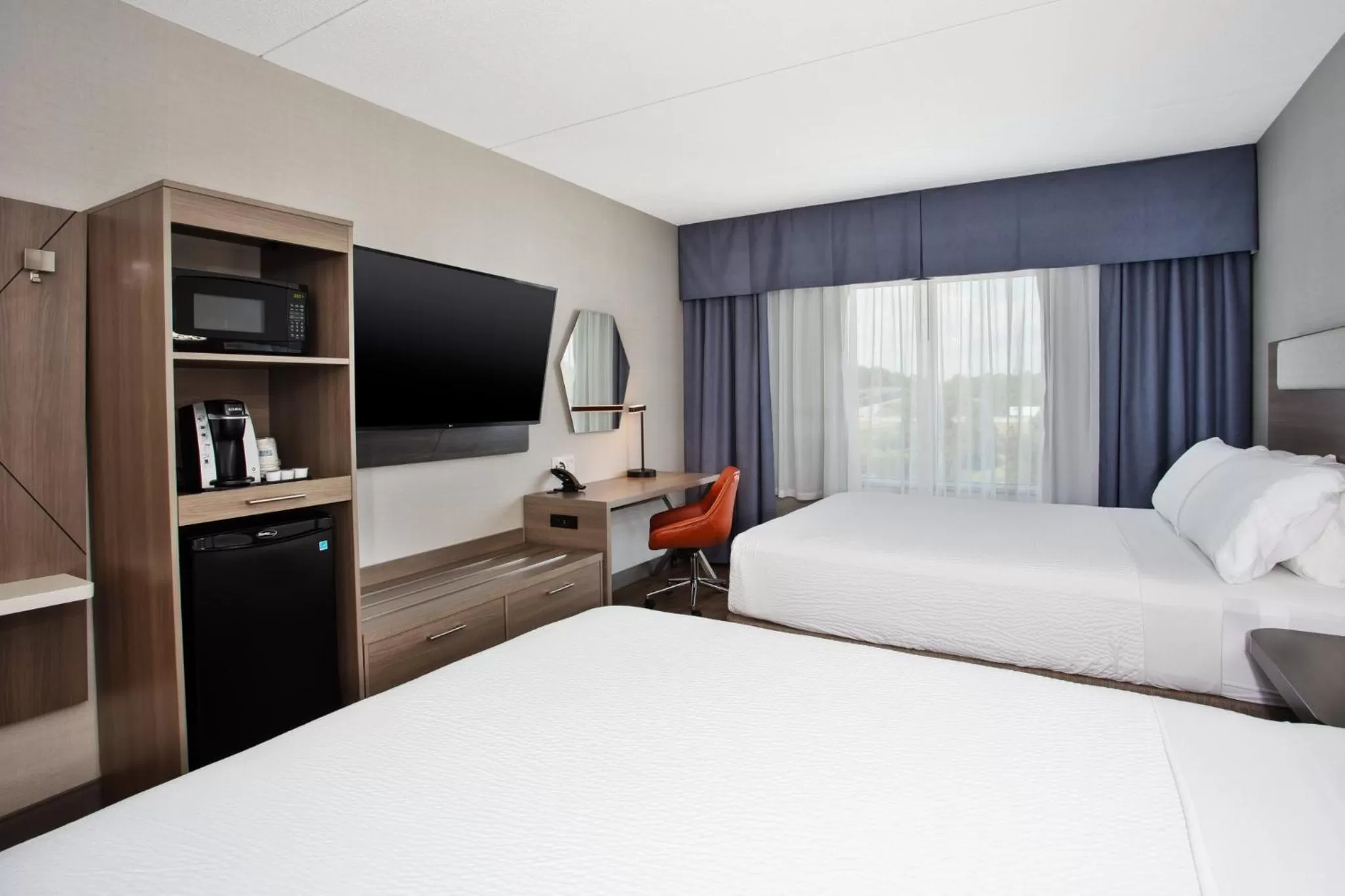 Photo of the whole room, Bed in Holiday Inn Express Kingston Central by IHG