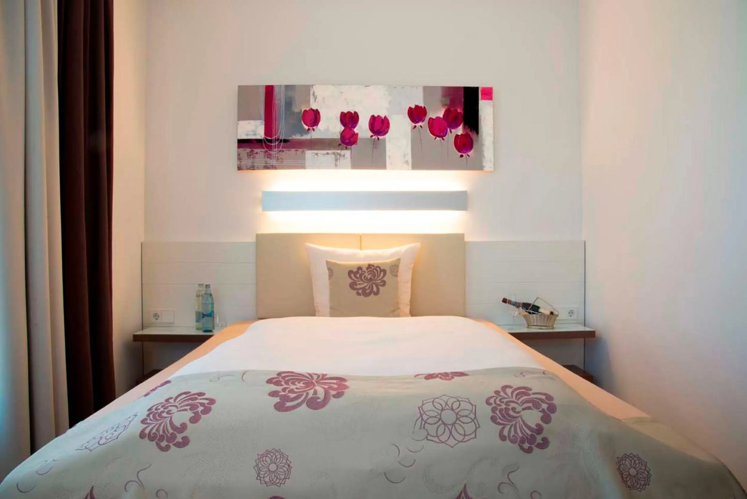 Bed in Hotel Simon's Plaza