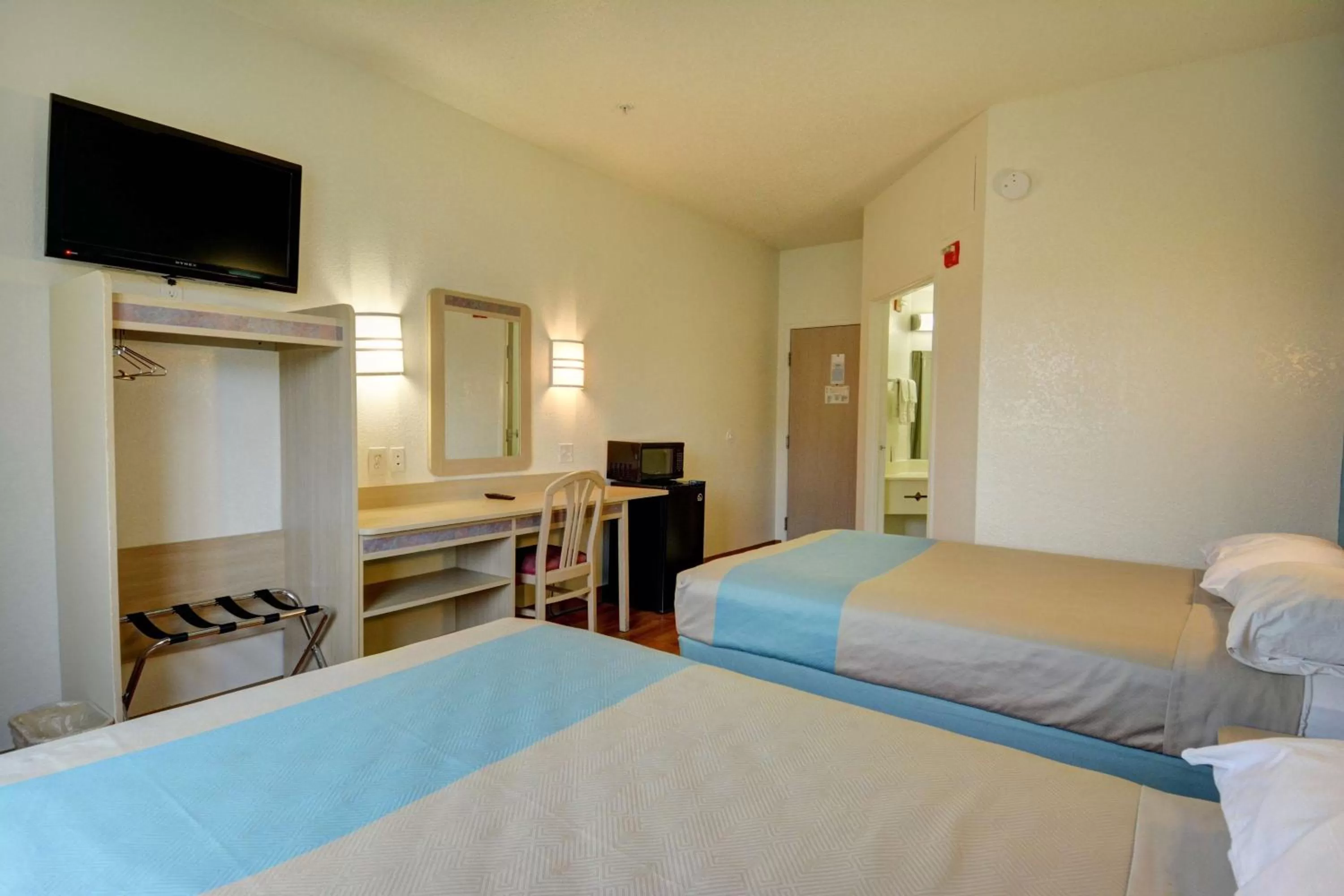 Photo of the whole room, Bed in Motel 6-Denison, TX