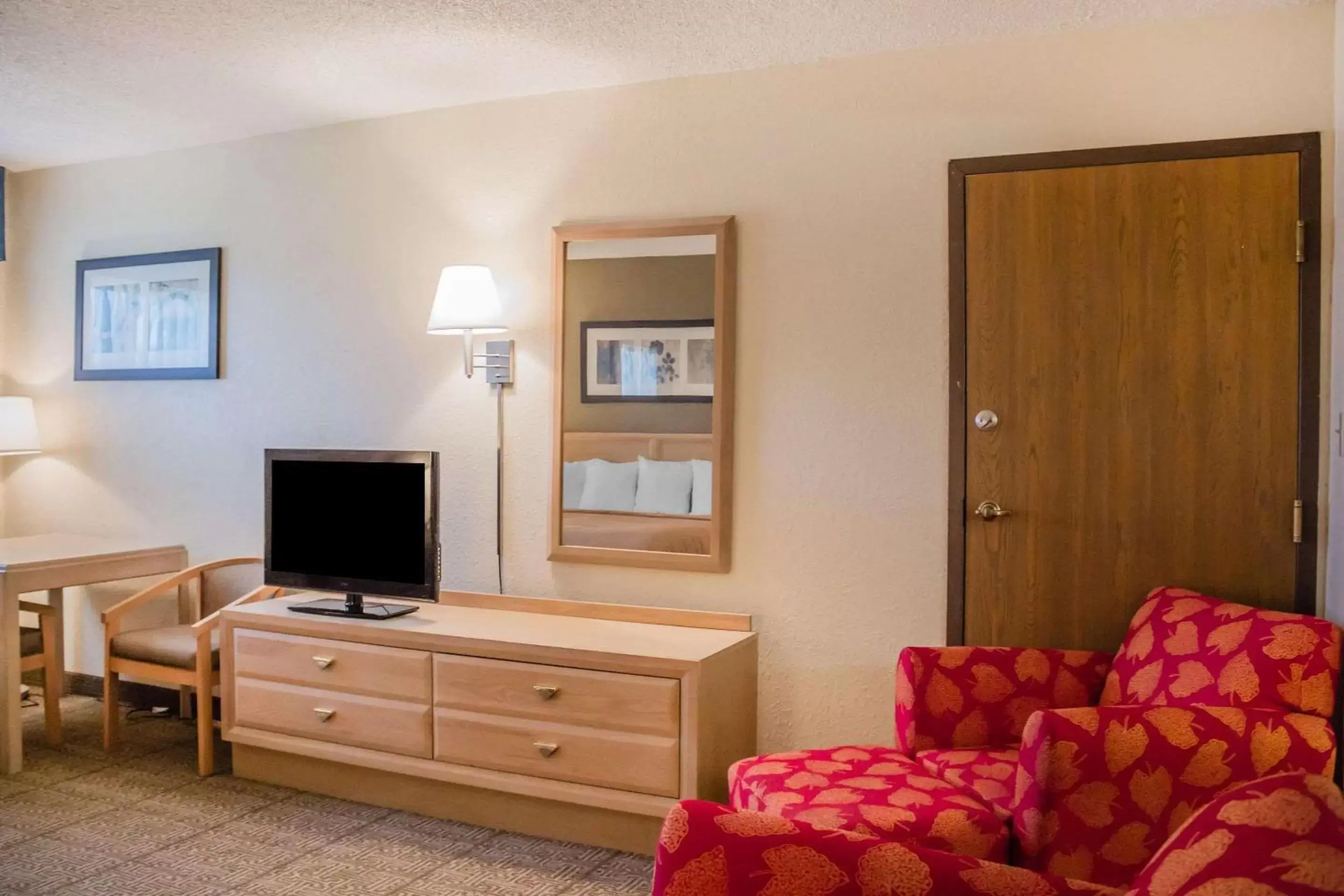 Photo of the whole room, TV/Entertainment Center in Quality Inn Port Clinton