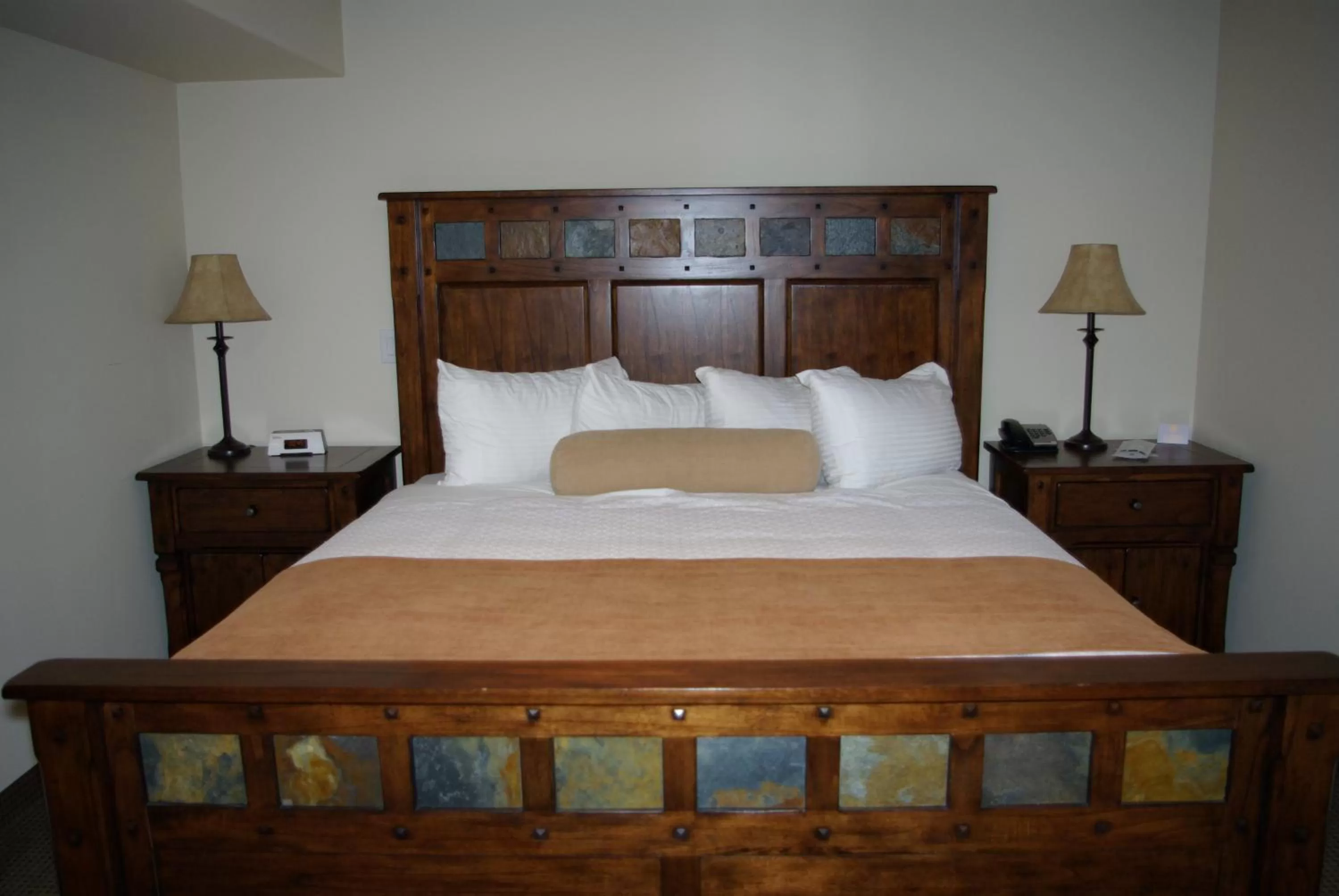 King Suite with Spa Bath - Non-Smoking in Camrose Resort Hotel