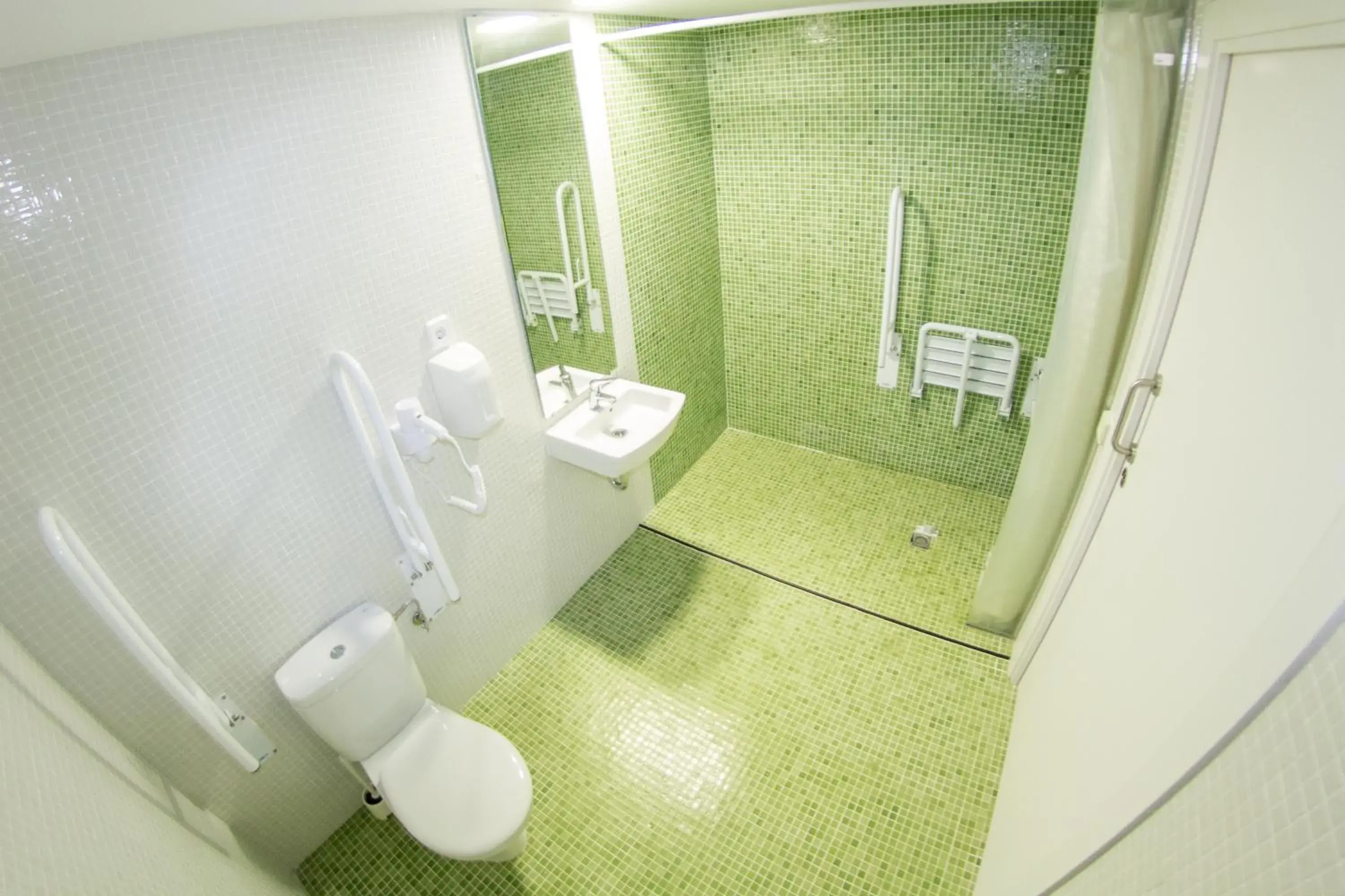 Shower, Bathroom in Sant Jordi Hostels Sagrada Familia