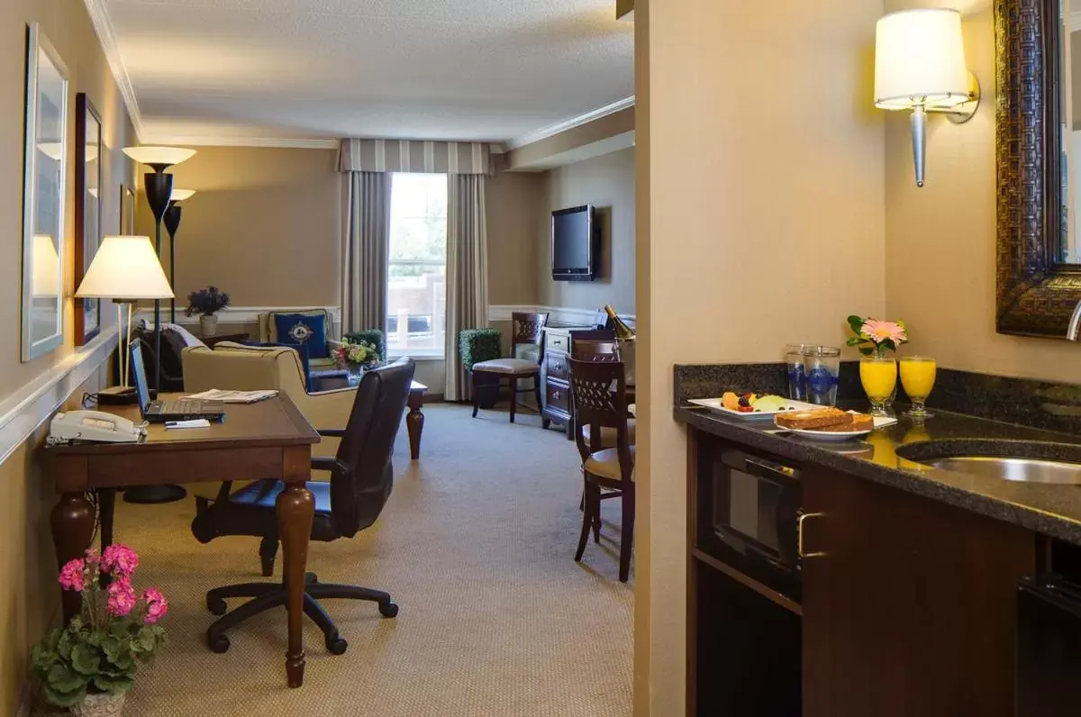 Communal lounge/ TV room, Restaurant/Places to Eat in Salem Waterfront Hotel & Suites