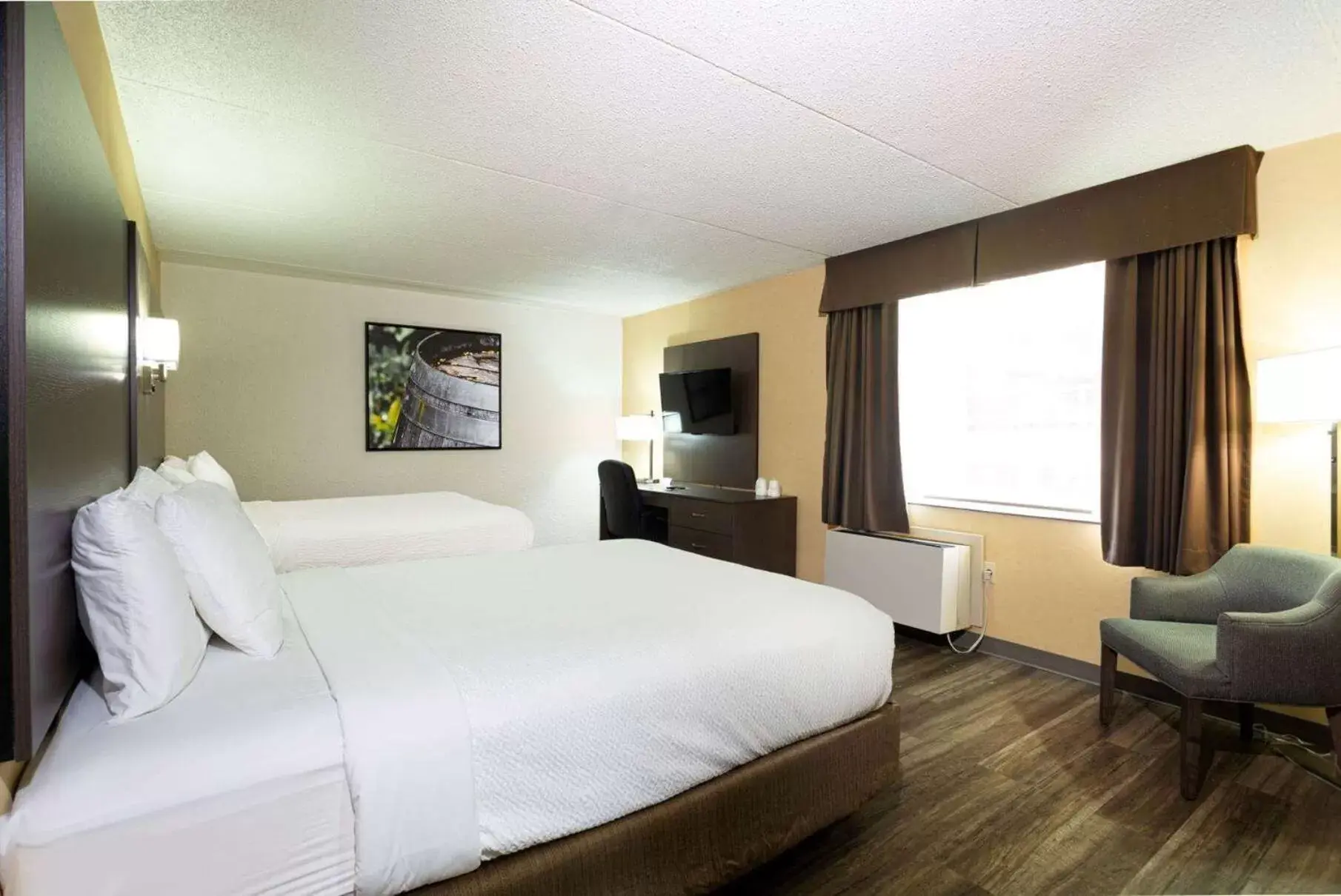 Photo of the whole room, Bed in Days Inn by Wyndham Fallsview