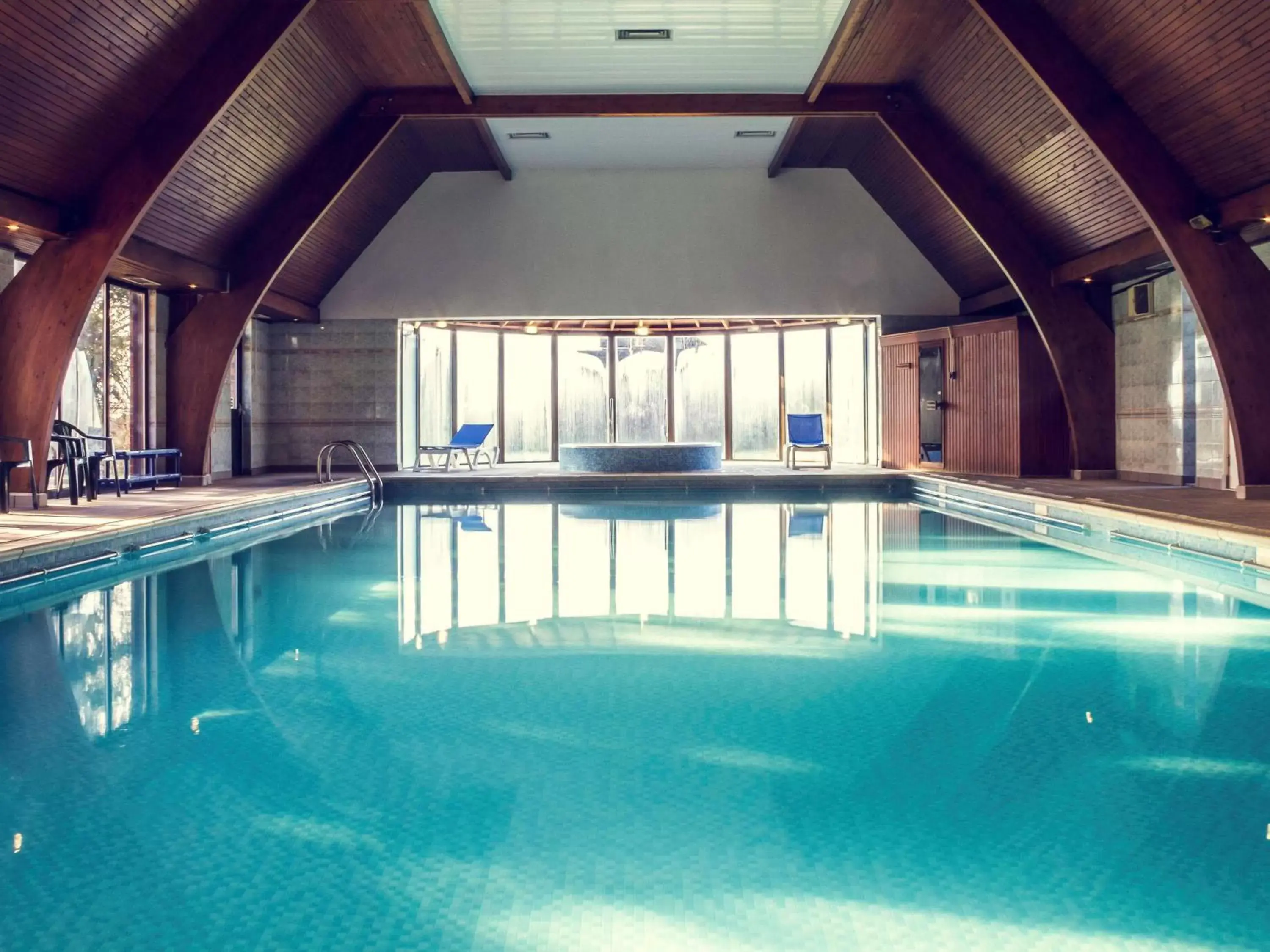 Property building, Swimming Pool in Mercure Hull Grange Park Hotel