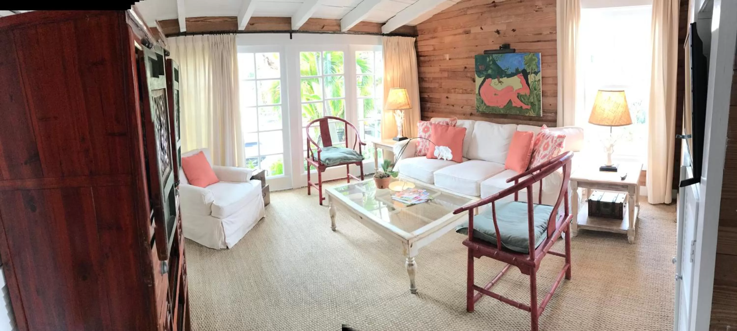 Living room in Simonton Court Historic Inn & Cottages