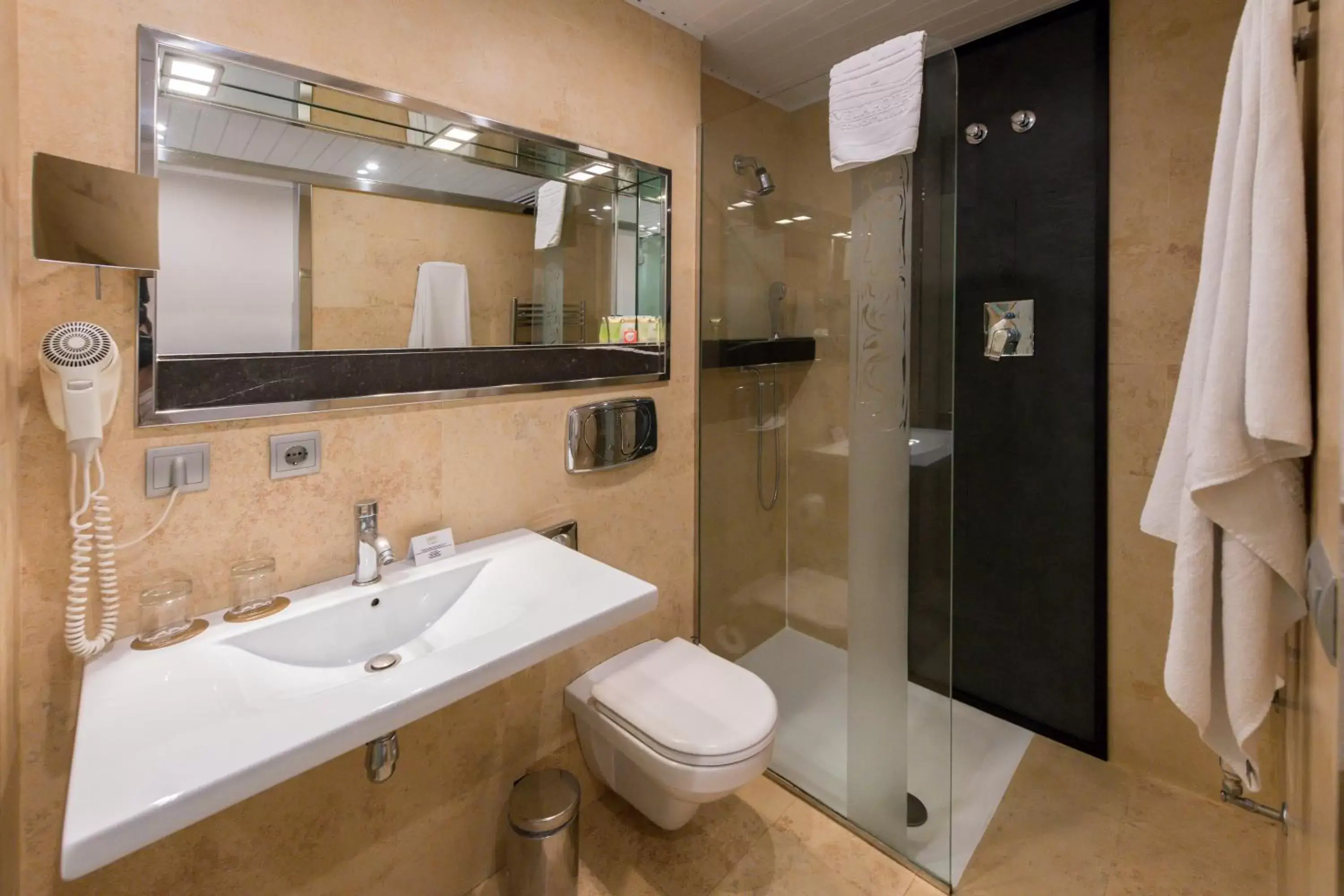 Bathroom in Hotel Fruela