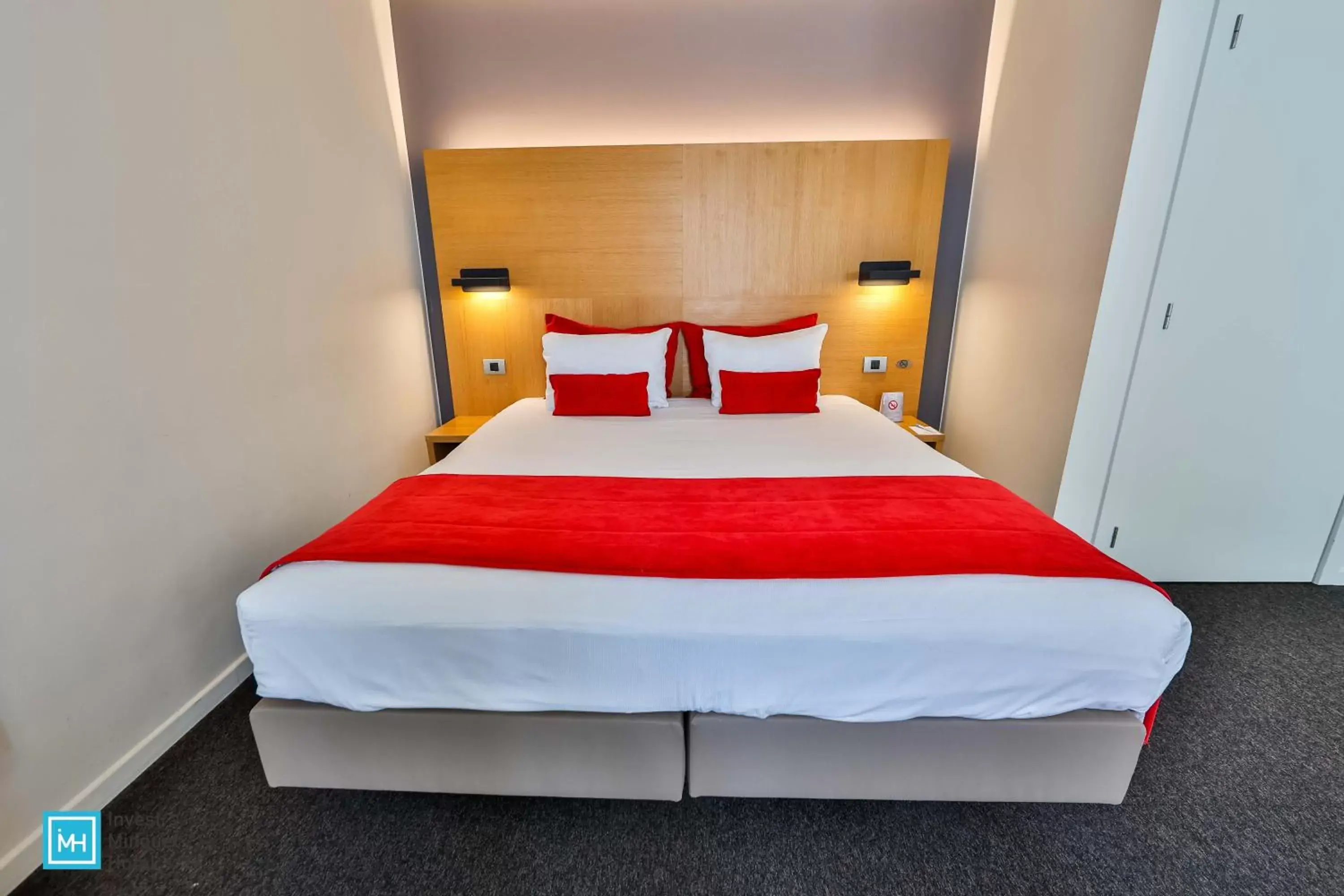 Bedroom, Bed in Hotel De La Couronne Liege