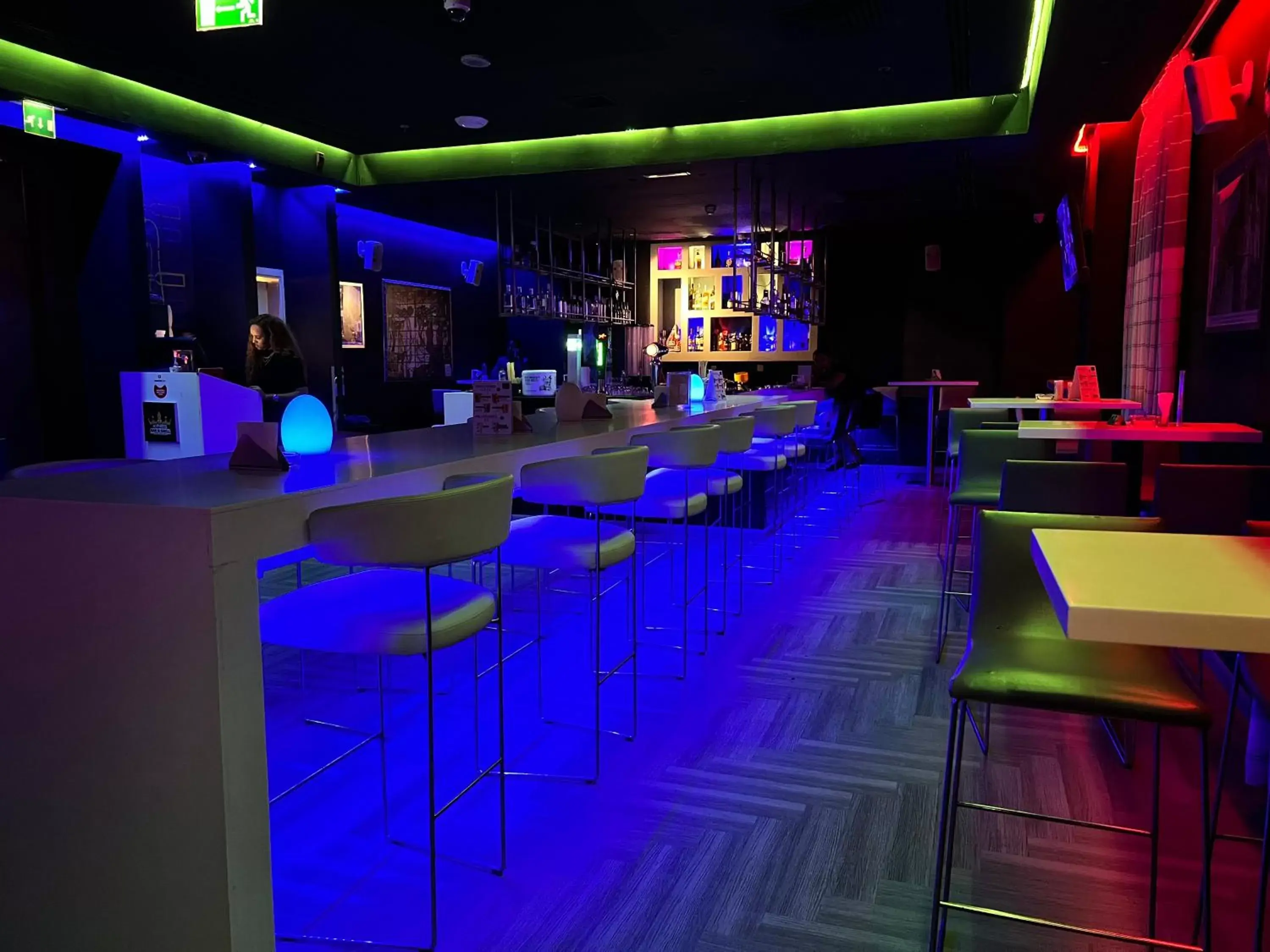 Nightclub / DJ, Lounge/Bar in Hues Boutique Hotel