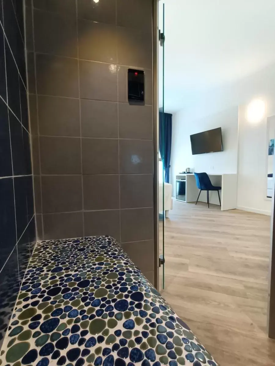Shower, Bed in Hotel Smart Cruise