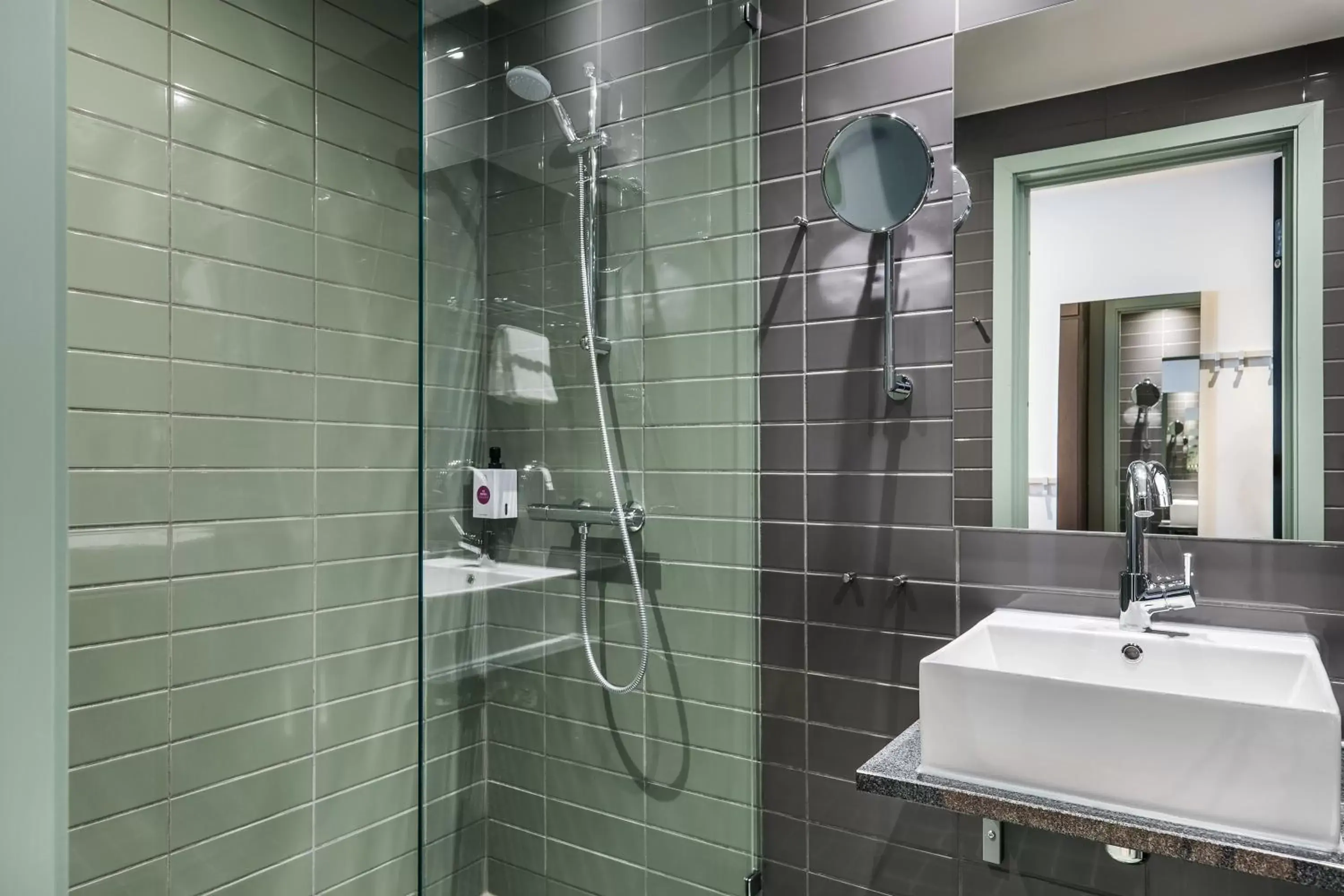 Shower, Bathroom in Quality Hotel Pond