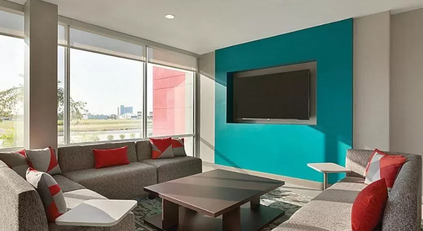 Communal lounge/ TV room in avid hotels - Columbus Northwest - Hilliard by IHG