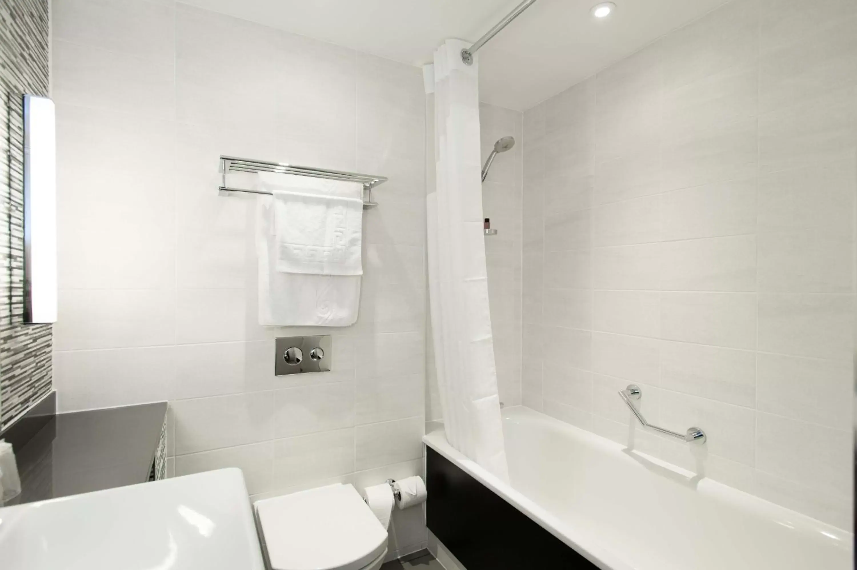 Bathroom in Holiday Inn Darlington - NORTH A1M, JCT.59, an IHG Hotel